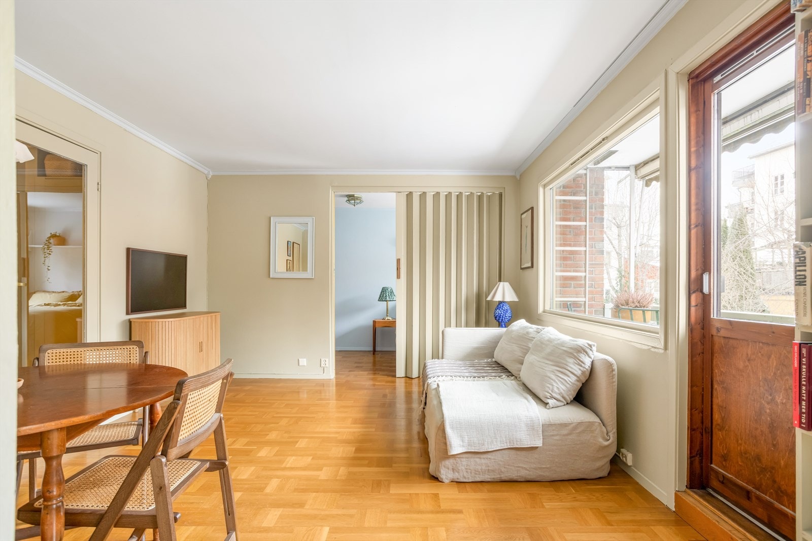 Skyvedørsløsning mellom stue og soverom gir en elegant og plassbesparende overgang mellom rommene. Galleribilde