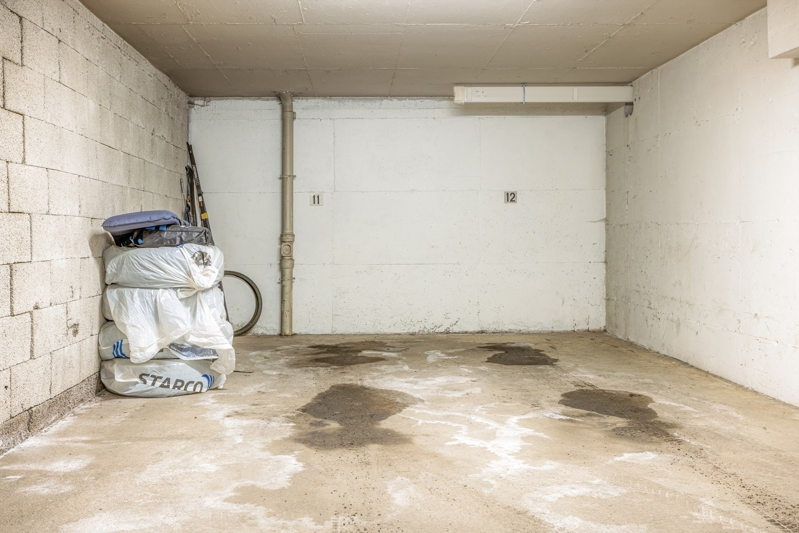 Det medfølger fast garasjeplass nr. 11 (leierett) i felles parkeringsanlegg under blokka. Garasjen følger automatisk ved salg. Galleribilde