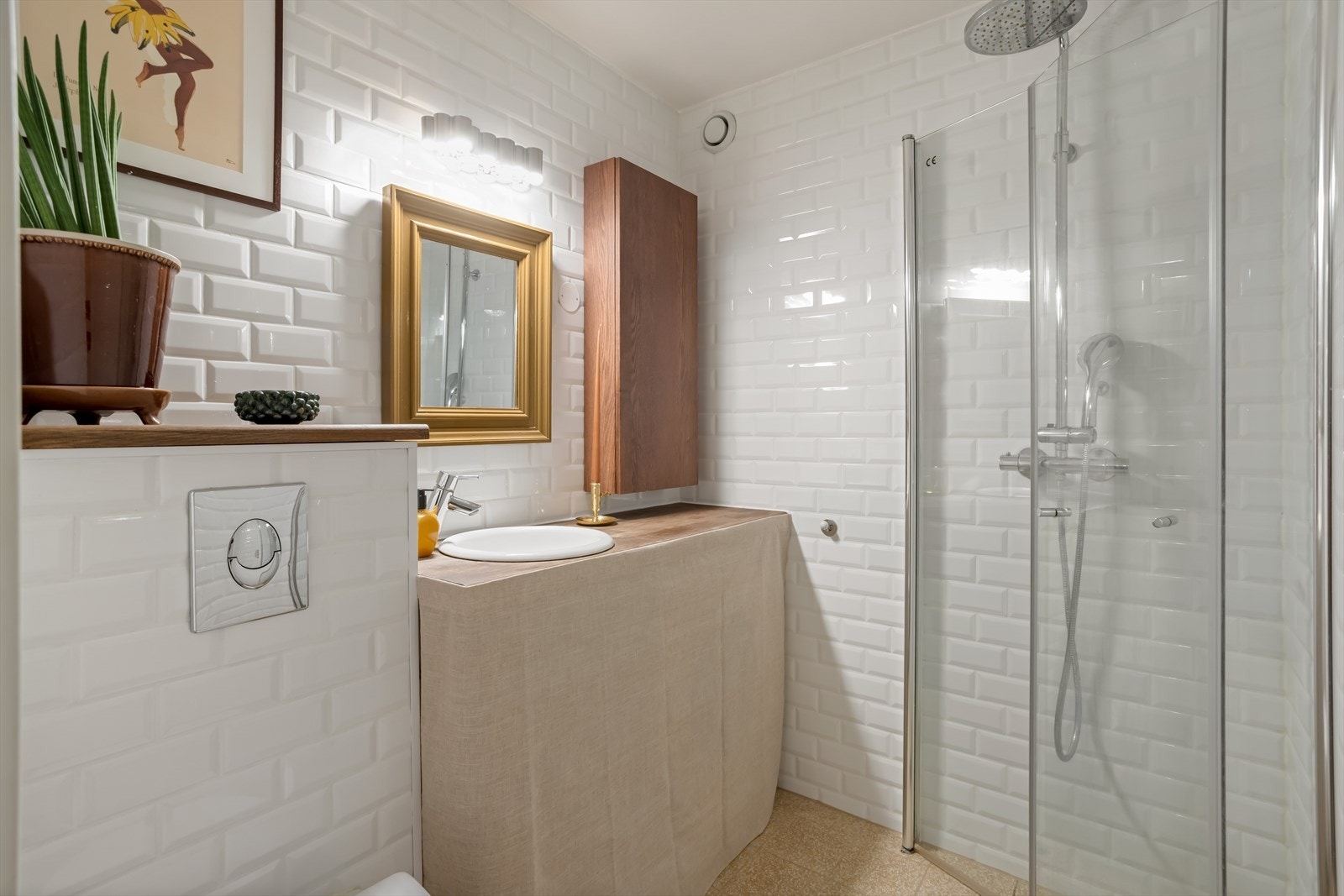 Badet er fra 2016 med fliser på både gulv og vegger. Opplegg for vaskemaskin under benk! Galleribilde