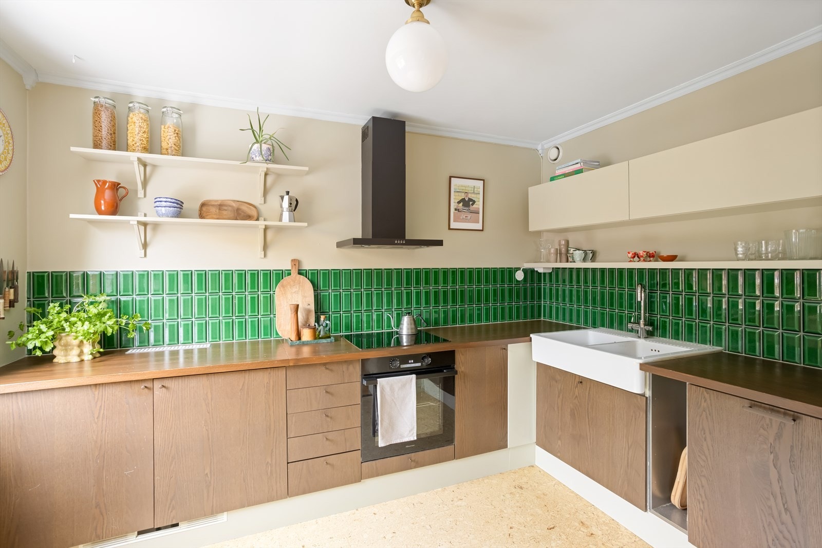 Nydelige fliser på vegg over benk og stor benkeplate i tre! Galleribilde