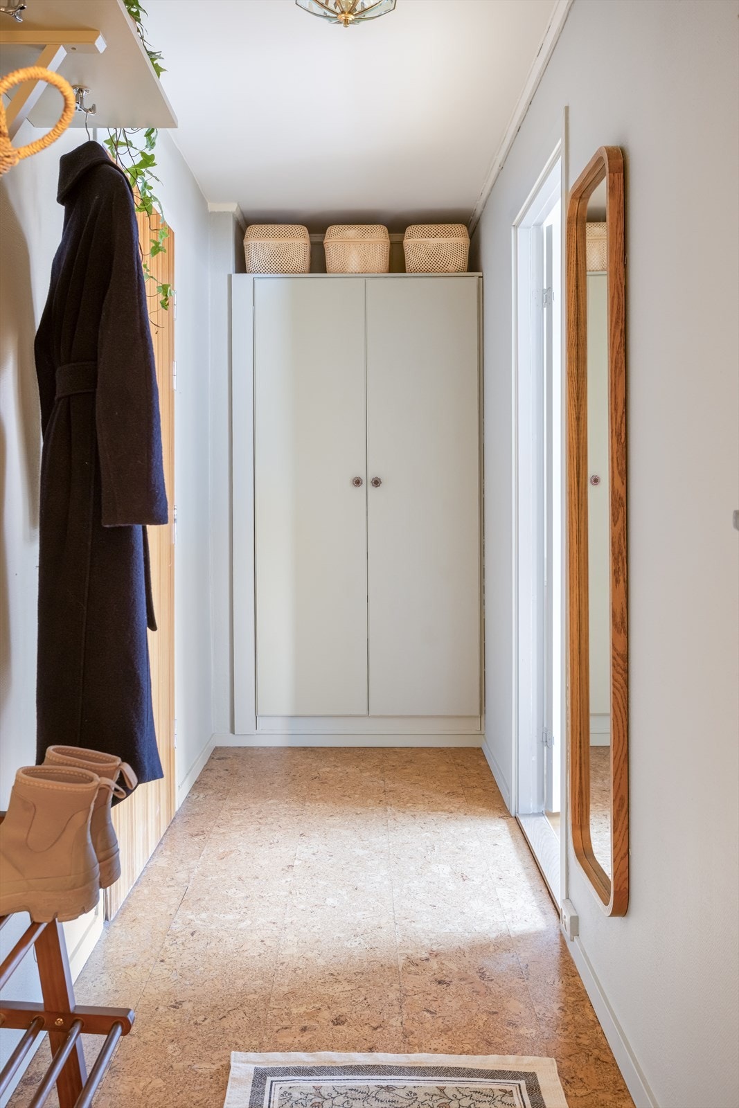 I entréen er det godt med rom for oppbevaring og her ble både tak og vegger malt i 2026. Galleribilde