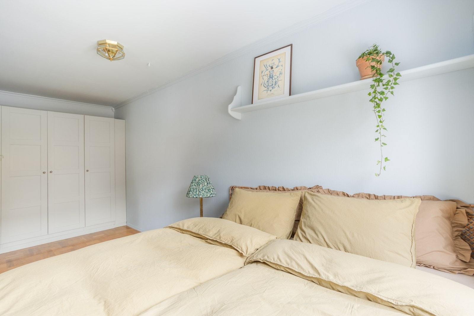 Soverommet har ypperlig med oppbevaring med det store garderobeskapet. Galleribilde