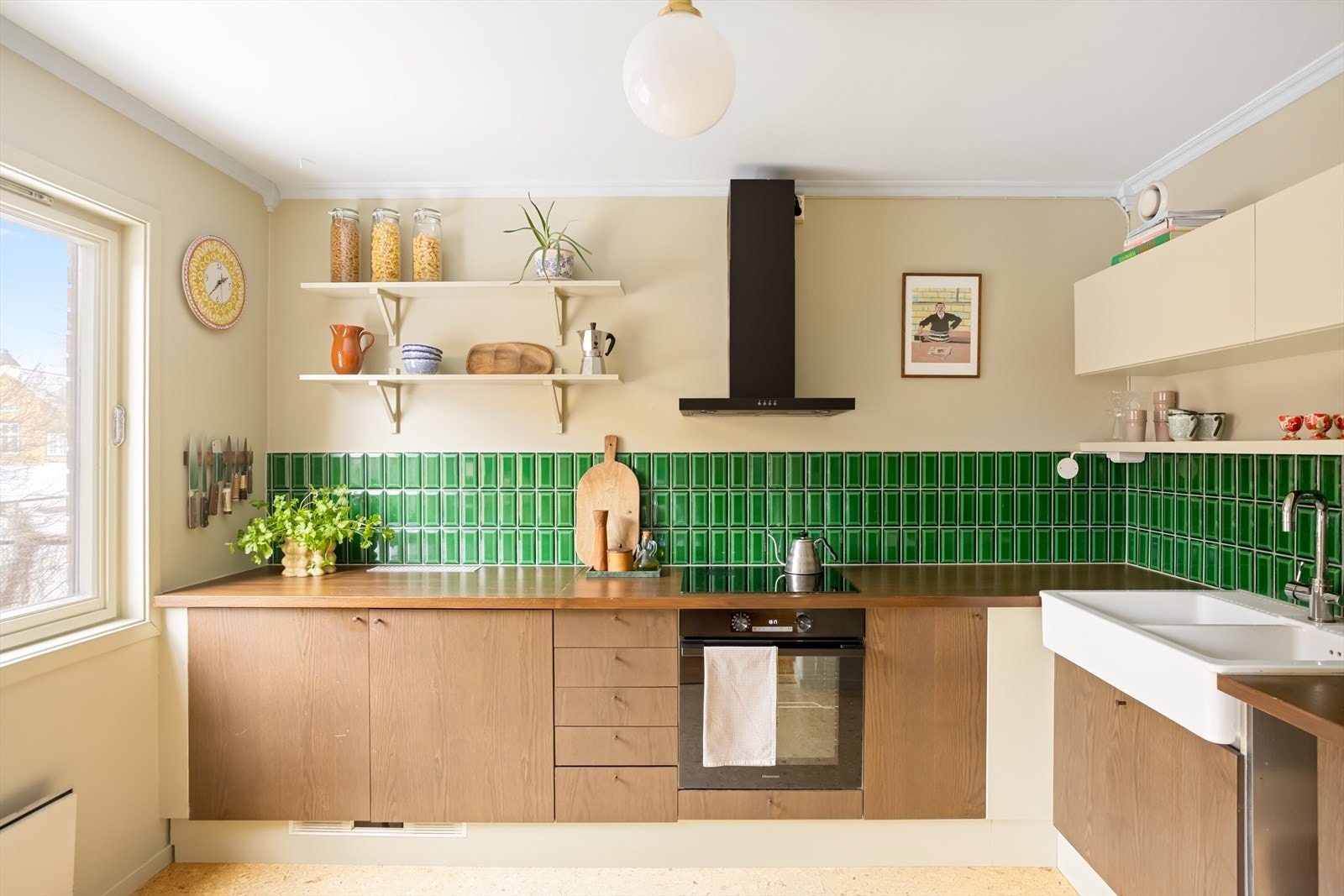 Kjøkkenet fikk nye fronter i 2025 og holder en moderne standard. Galleribilde