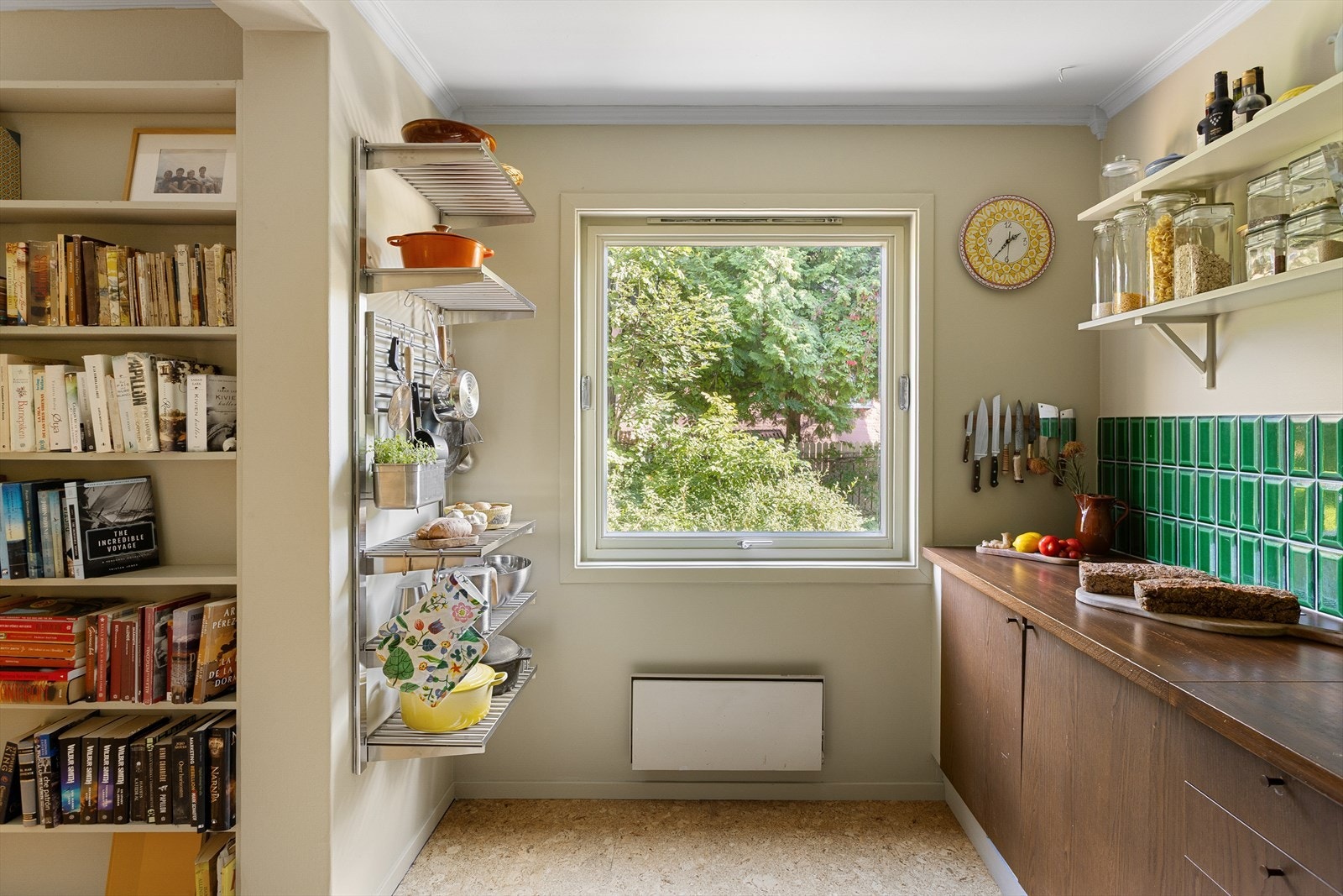 Her får du rikelig med naturlig lys. Hyller byr på ekstra oppbevaring/utstilling. Galleribilde