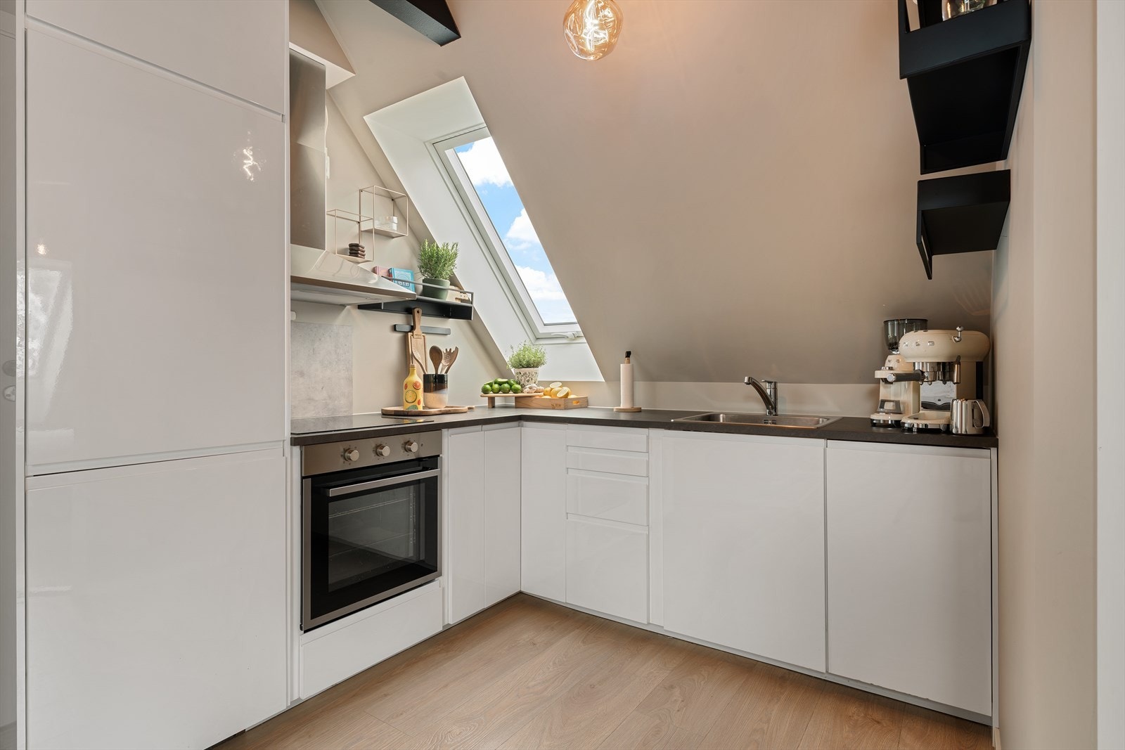 - Ny eier får gleden av integrerte hvitevarer som kombiskap, ovn, platetopp og oppvaskmaskin - Galleribilde