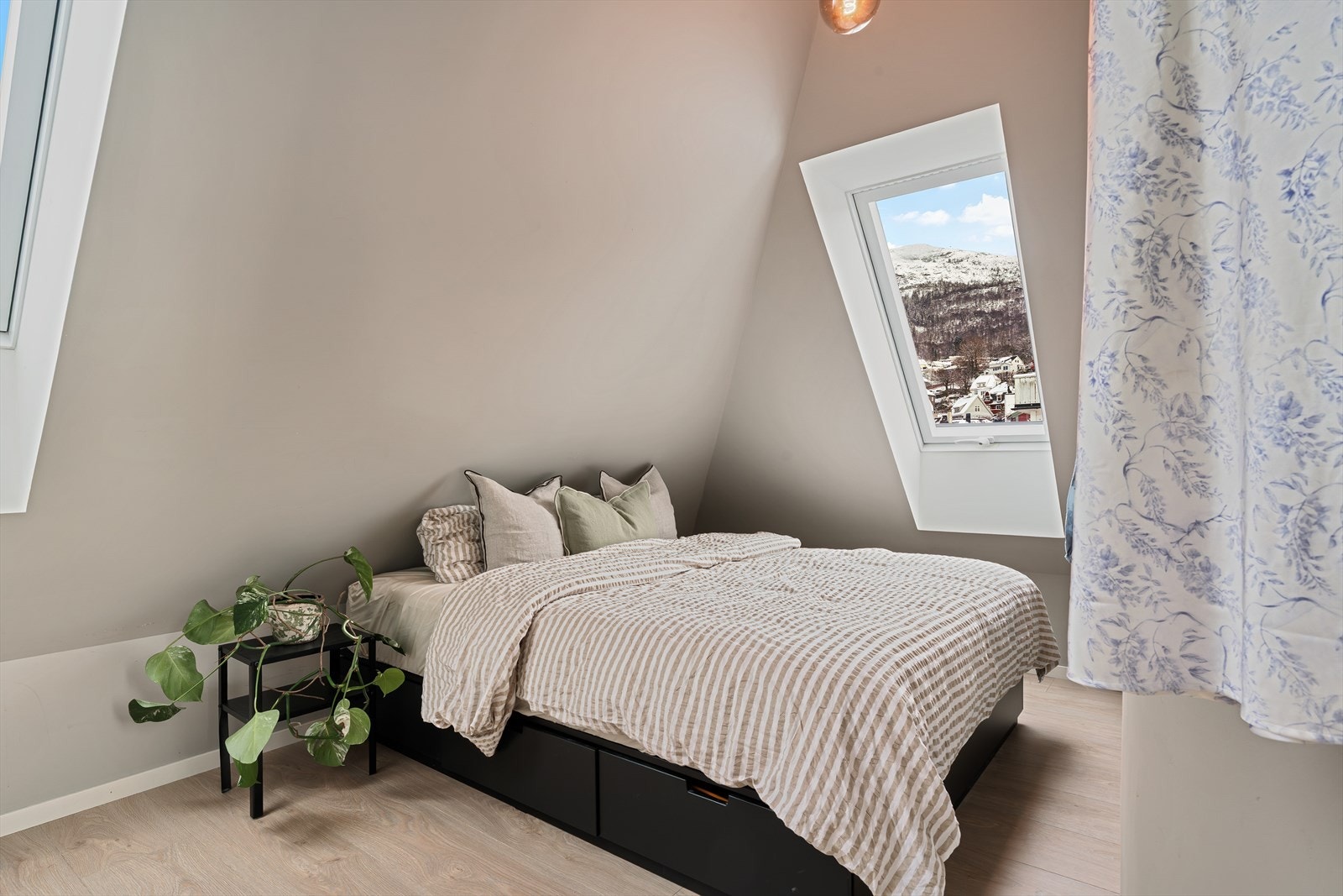 - Romslig soverom med gulvflate på 10,5m² - Galleribilde