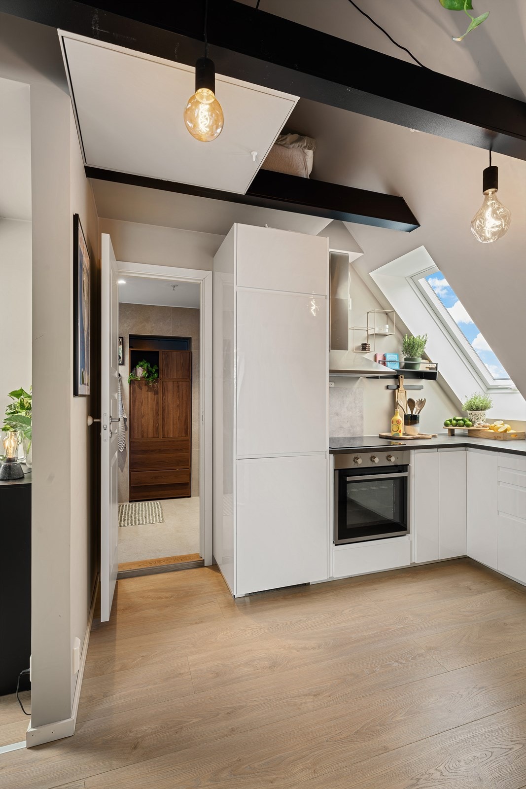 - Synlige takbjelker tilfører boligen særpreg og karakter, og understreker den autentiske loftsfølelsen - Galleribilde