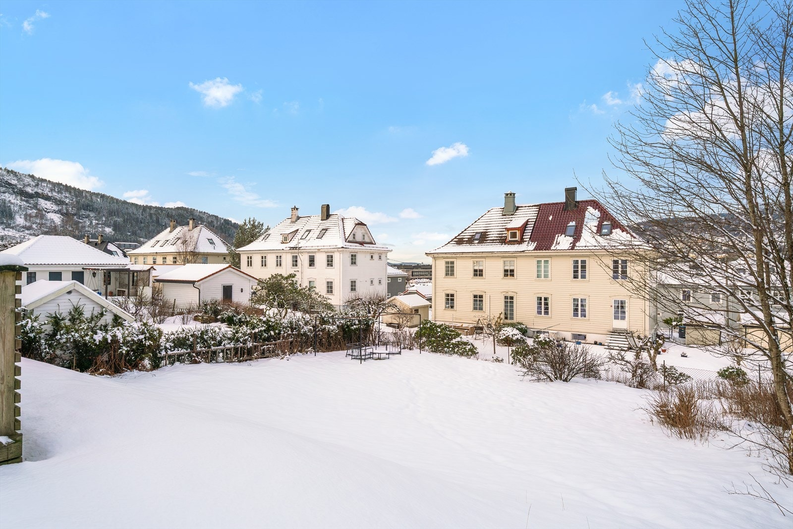 - Sameiet har en romslig felleshage med utemøbler - et perfekt sted for avslapning og sosiale sammenkomster - Galleribilde