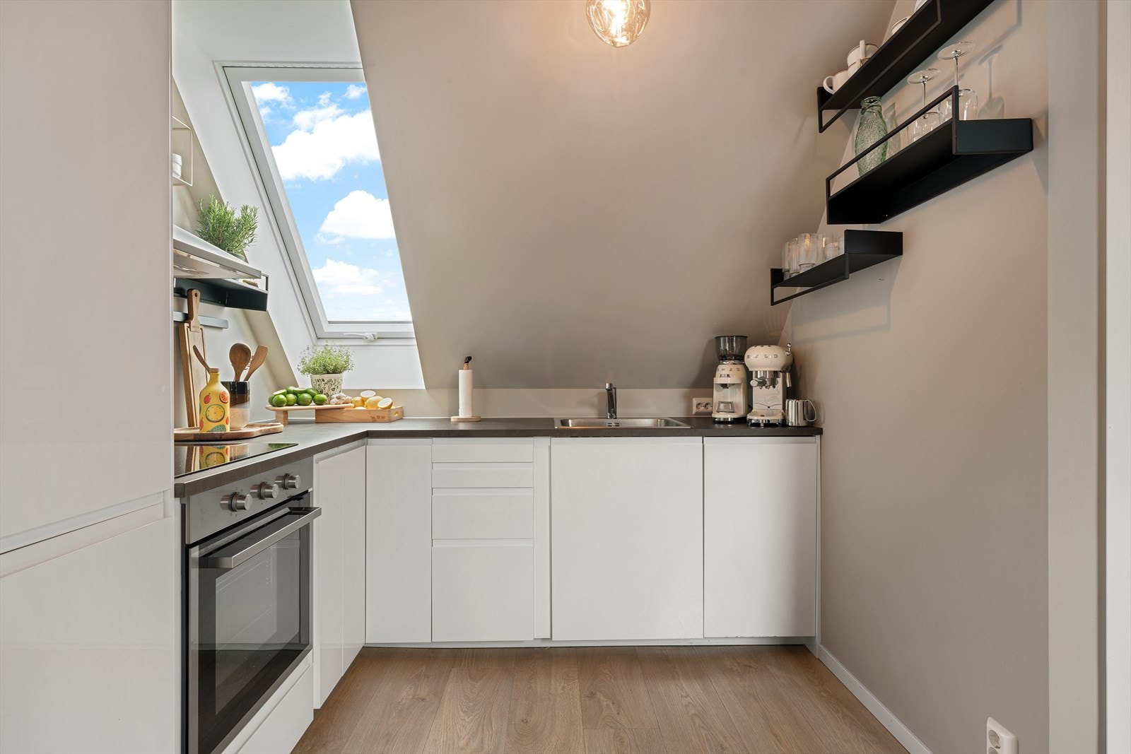 - Godt med skap- og benkeplass til glede for kokken - Galleribilde