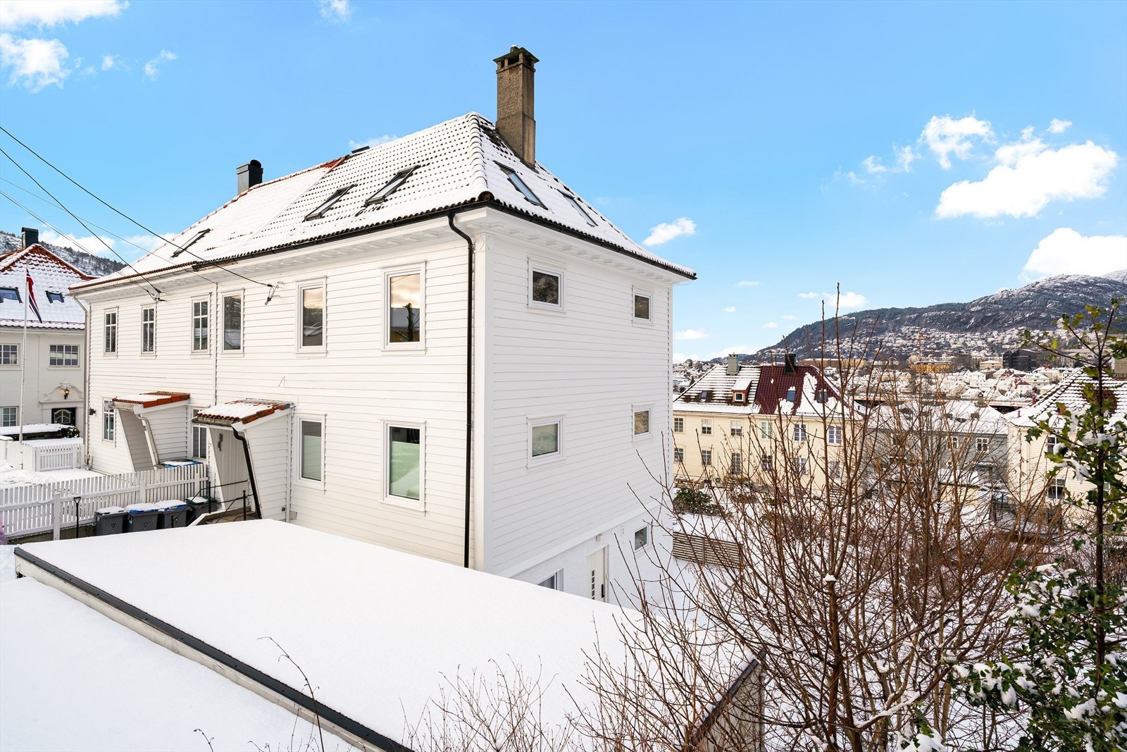 - Fasaden ble malt i 2025 - Galleribilde