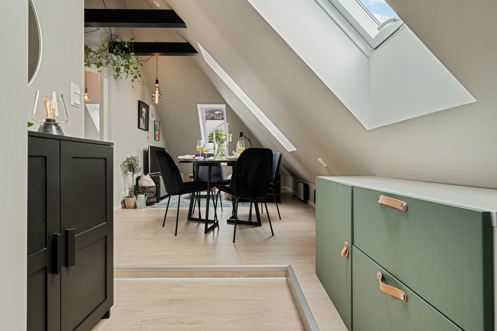 - Leiligheten ble betydelig modernisert og påkostet i 2021. Merk gjennomgående lekre fargevalg både på vegger og i tak - Galleribilde