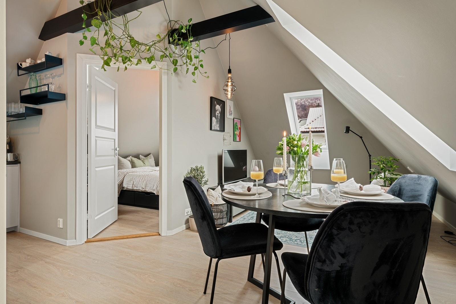 - Åpen løsning mellom stue og kjøkken gir en sosial og romslig atmosfære, samt en optimal arealutnyttelse - Galleribilde