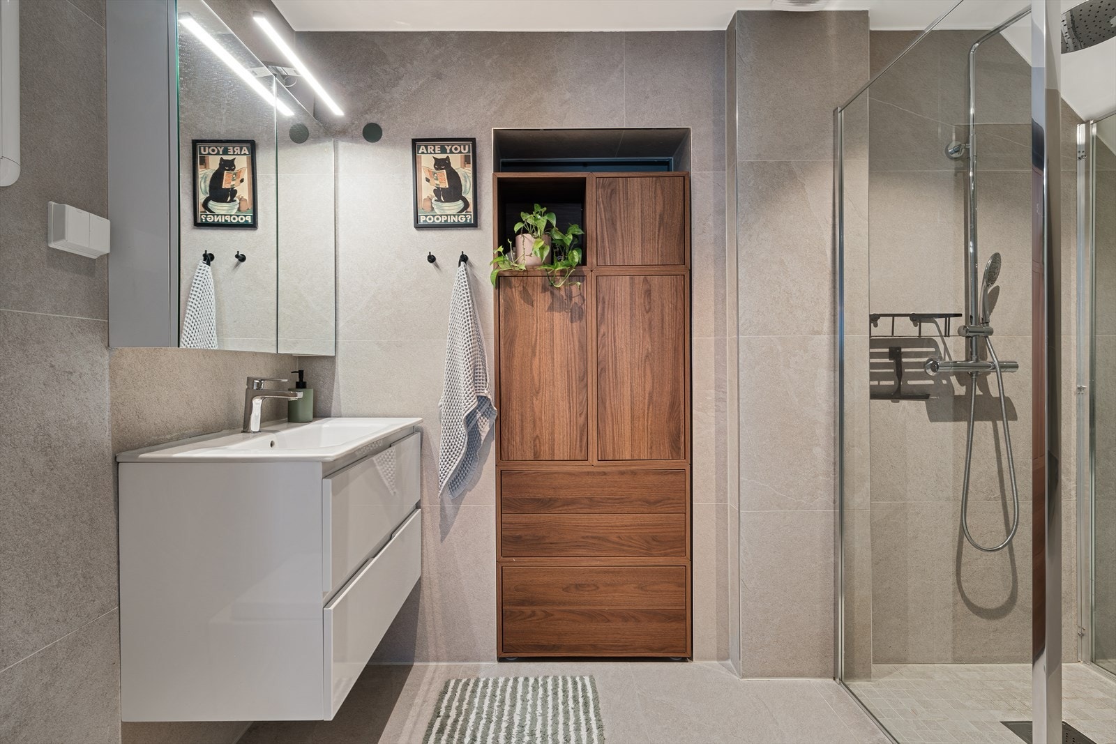 - Helfliset bad med varme i gulv. Selger har innredet med ekstra oppbevaring som medfølger kjøpet helt kostnadsfritt - Galleribilde