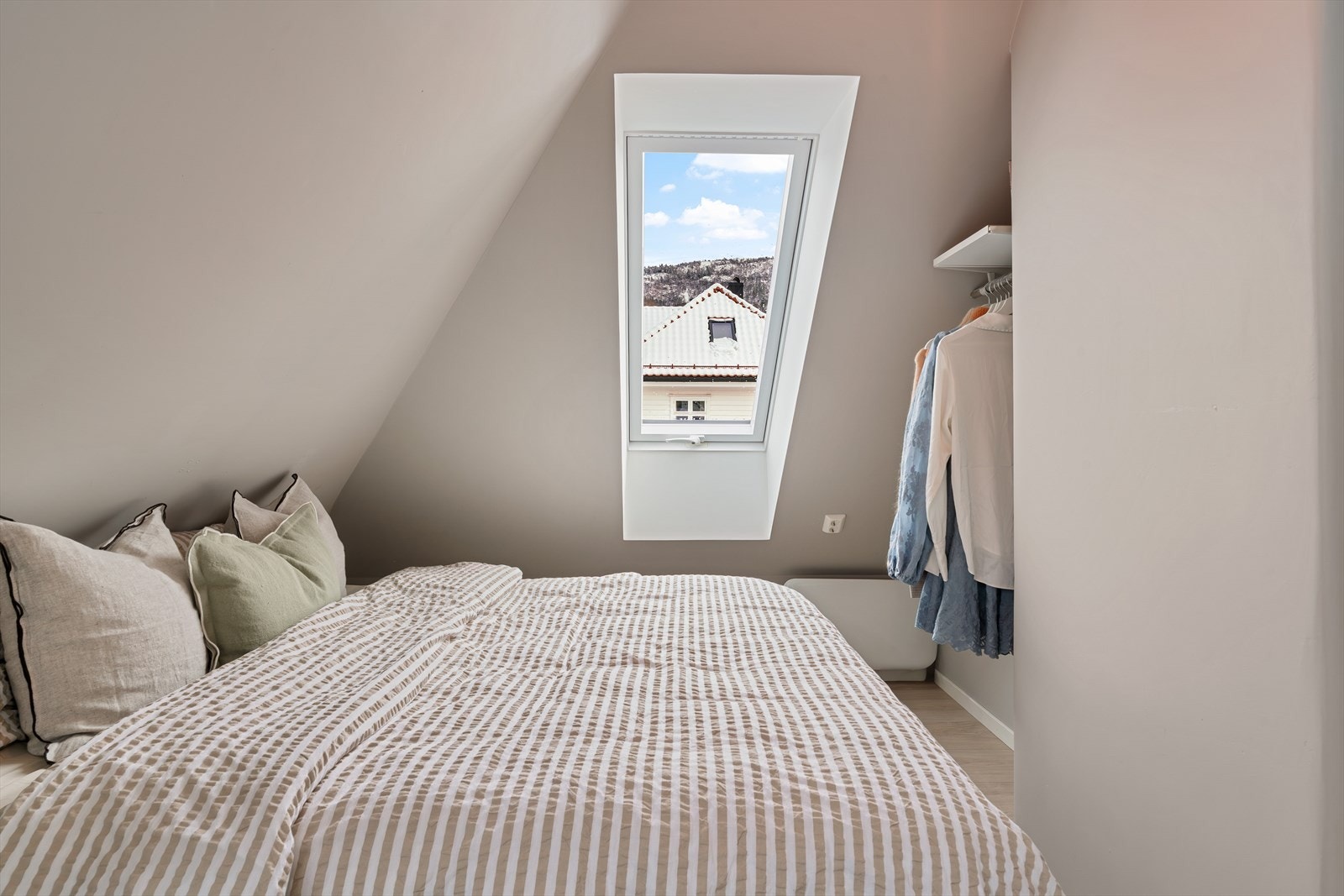 - Soverommet har god plass til dobbeltseng og øvrig møblement - Galleribilde