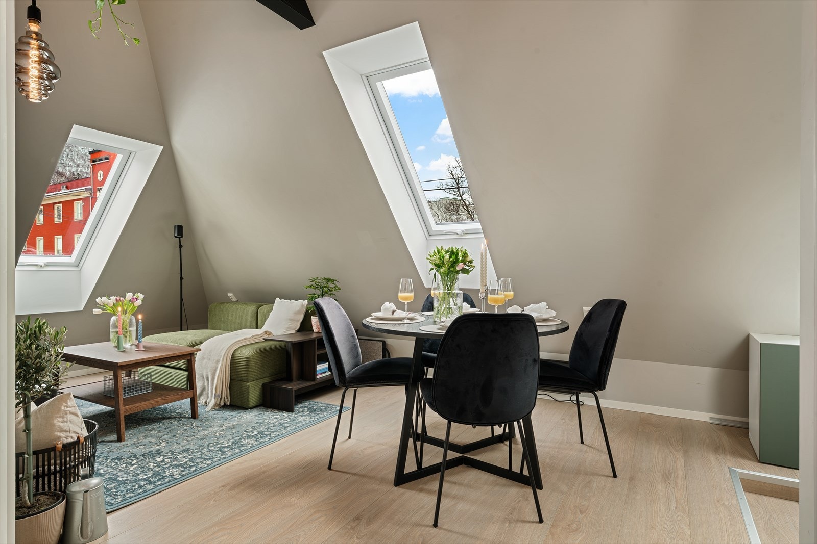 - Takvinduene bader rommet i naturlig lys og skaper en lun og behagelig stemning gjennom hele dagen - Galleribilde