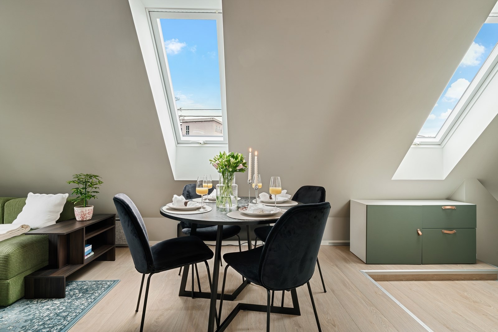 - Gjennomgående moderne og slitesterk laminat på alle gulv sørger for en rød tråd og et nydelig helhetsinntrykk - Galleribilde