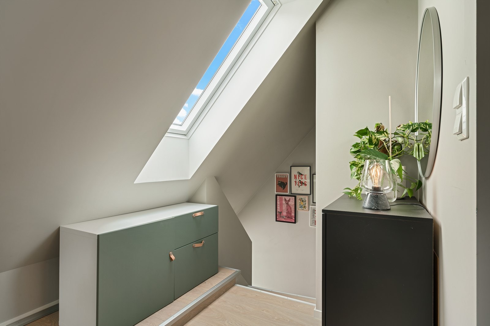 - Ekstra oppbevaringsplass ved trappeoppgang - Galleribilde