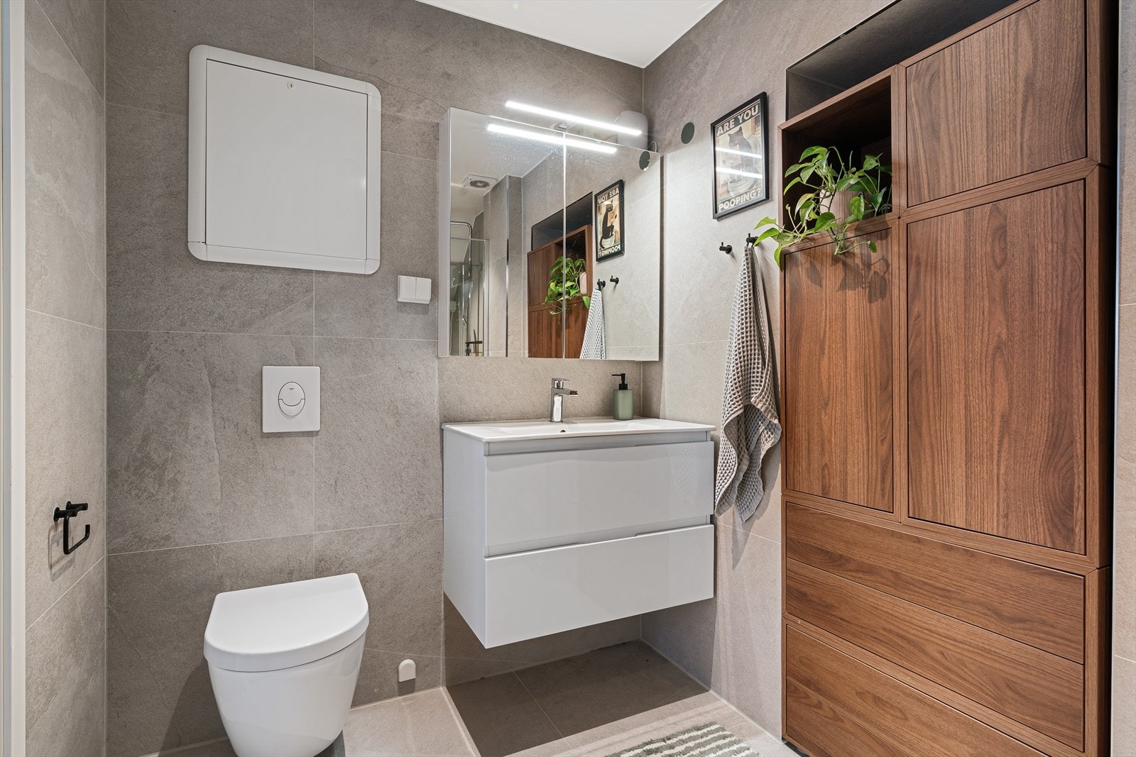 - Leiligheten byr også på et særs lekkert baderom (nytt i 2021), innredet med vegghengt toalett, regndusj, baderomsmøbel og speilskap med oppbevaring og integrert belysning - Galleribilde