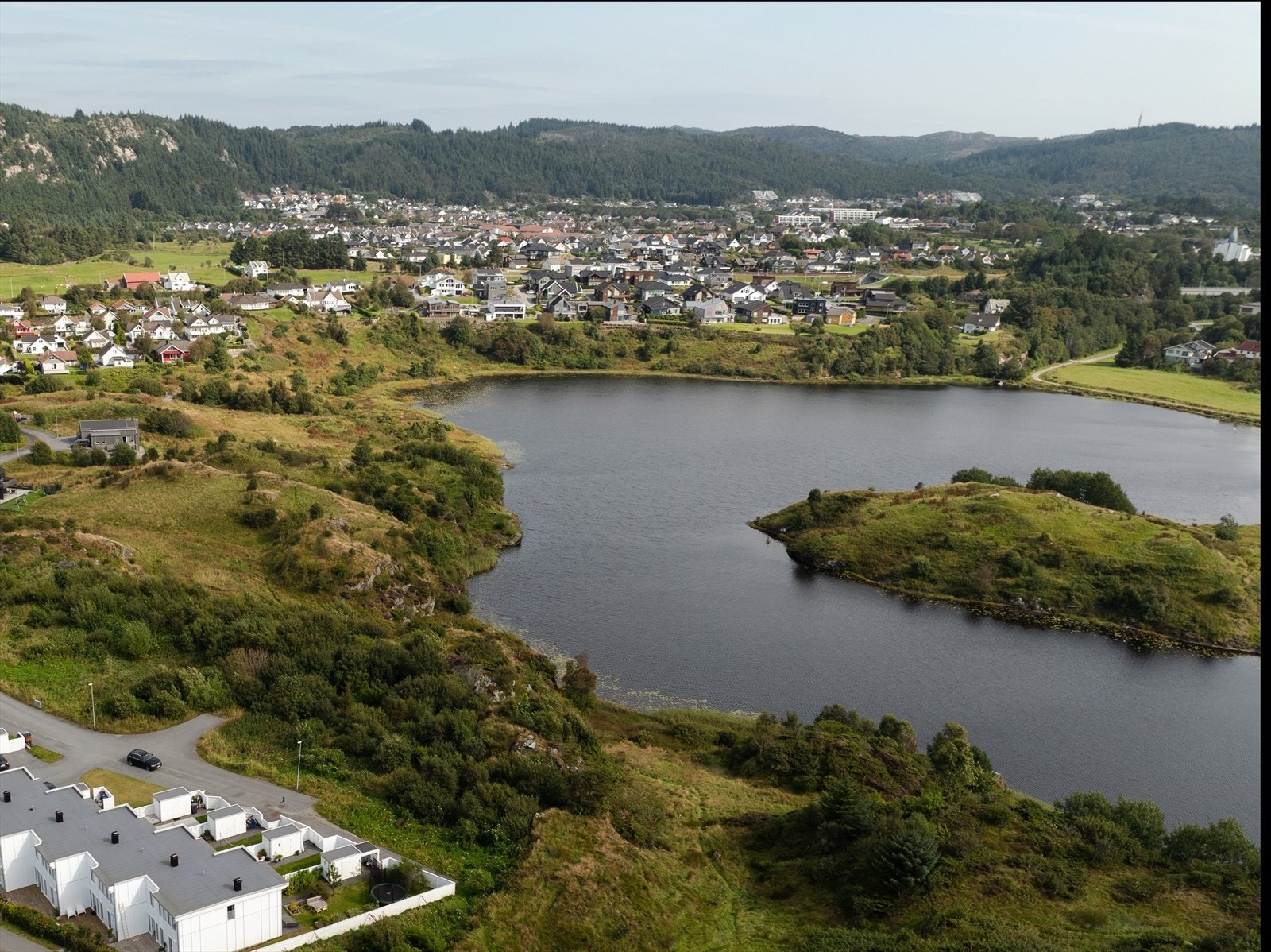 Saltveit barneskole (1. - 7. klasse) og flere barnehager en kort kjøretur fra tomten Galleribilde