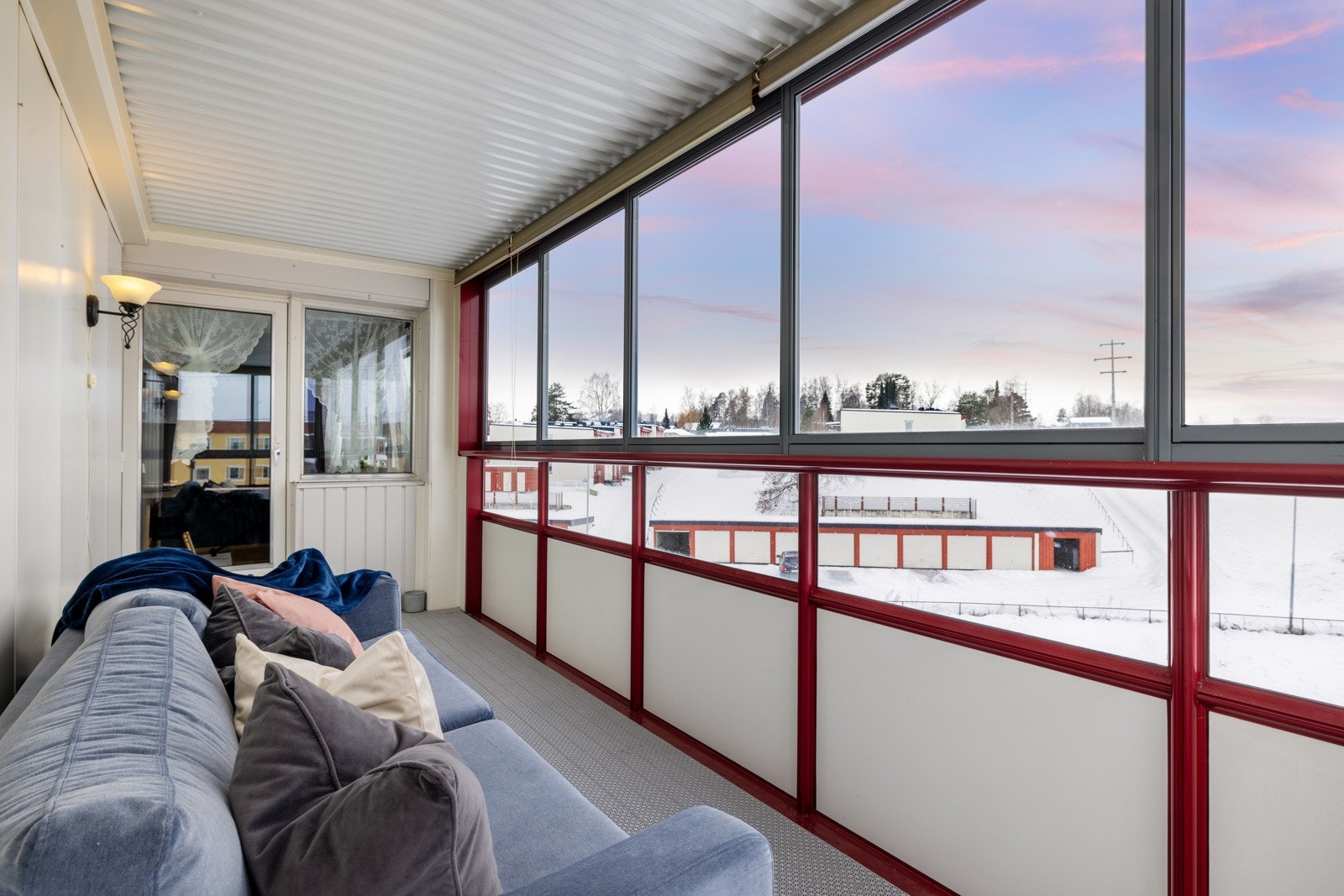 Fra stuen er det utgang til innglasset balkon på 11 m². Her er det fint utsyn over nærområdet. Galleribilde