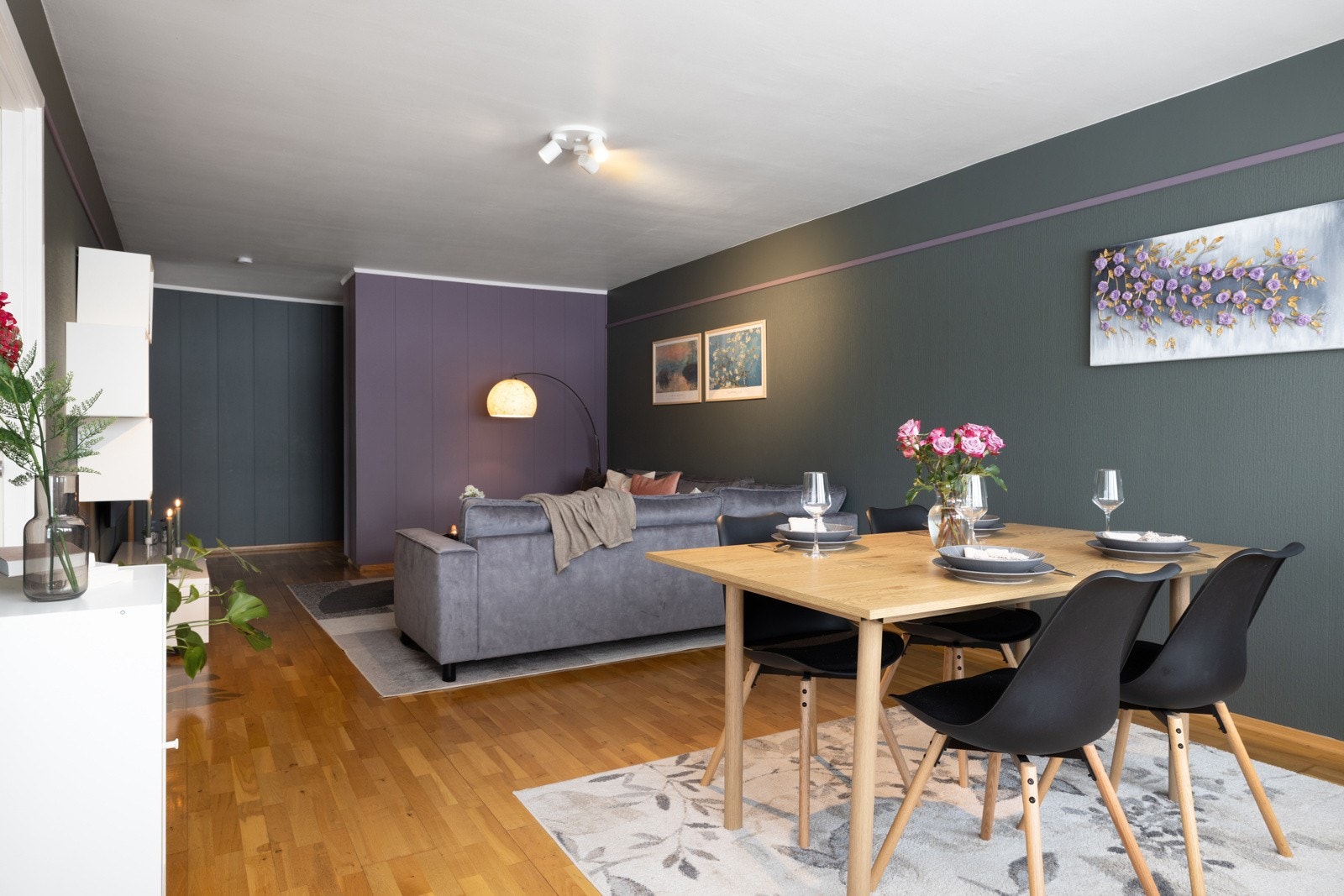 Stuen har gode møbleringsmuligheter med god plass til både sofagruppe og spisestue. Galleribilde