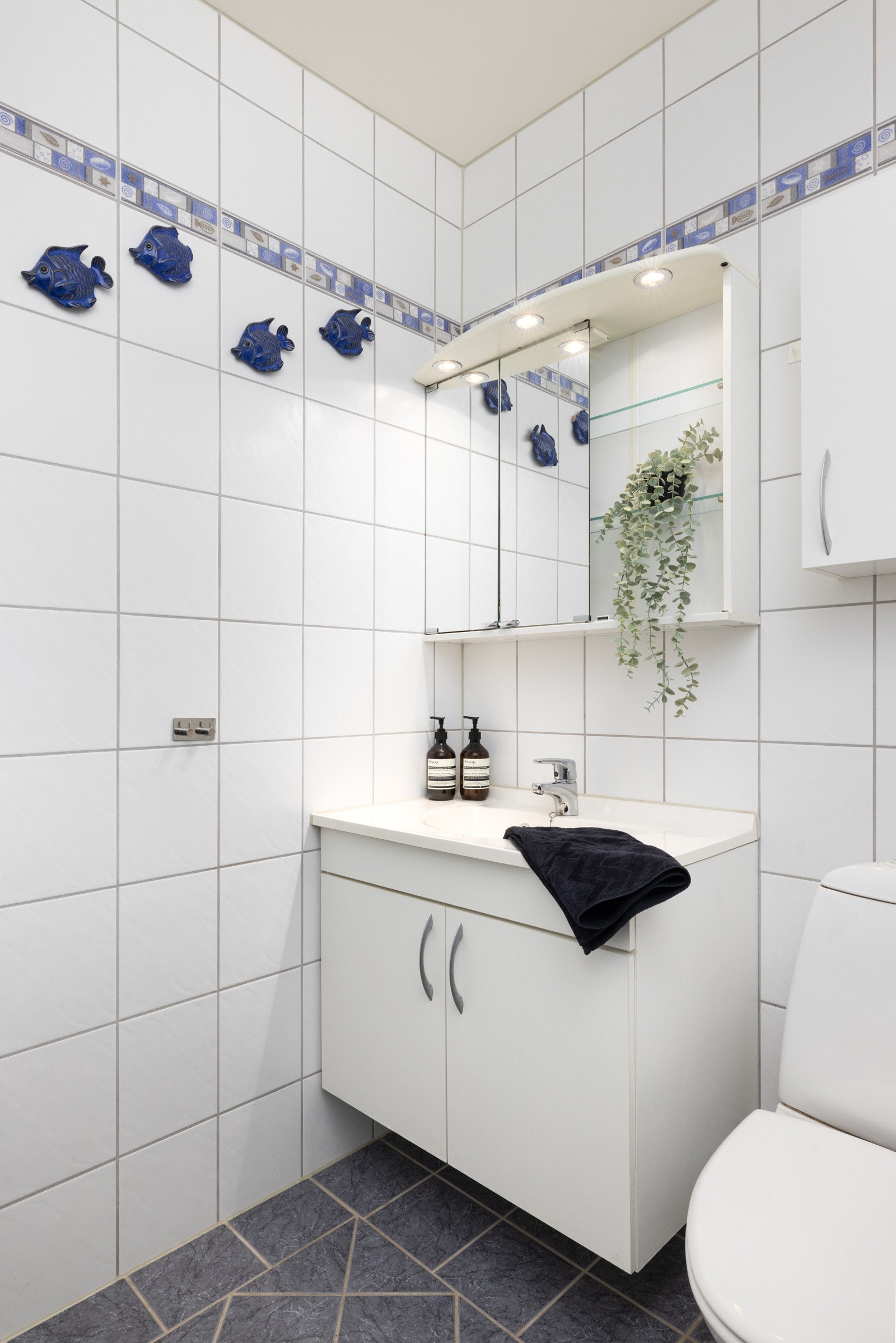 Badet har en lys baderomsinnredning med heldekkende servantplate. Galleribilde