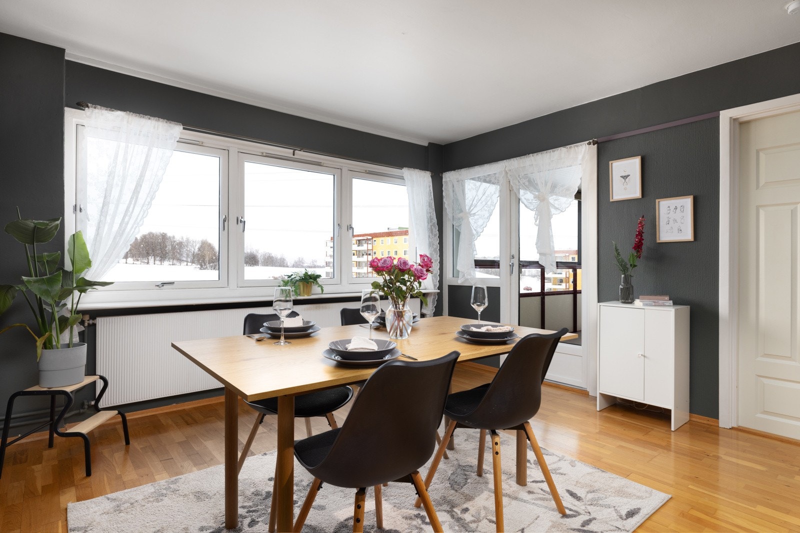 Spisestue med nydelig utsikt. Galleribilde