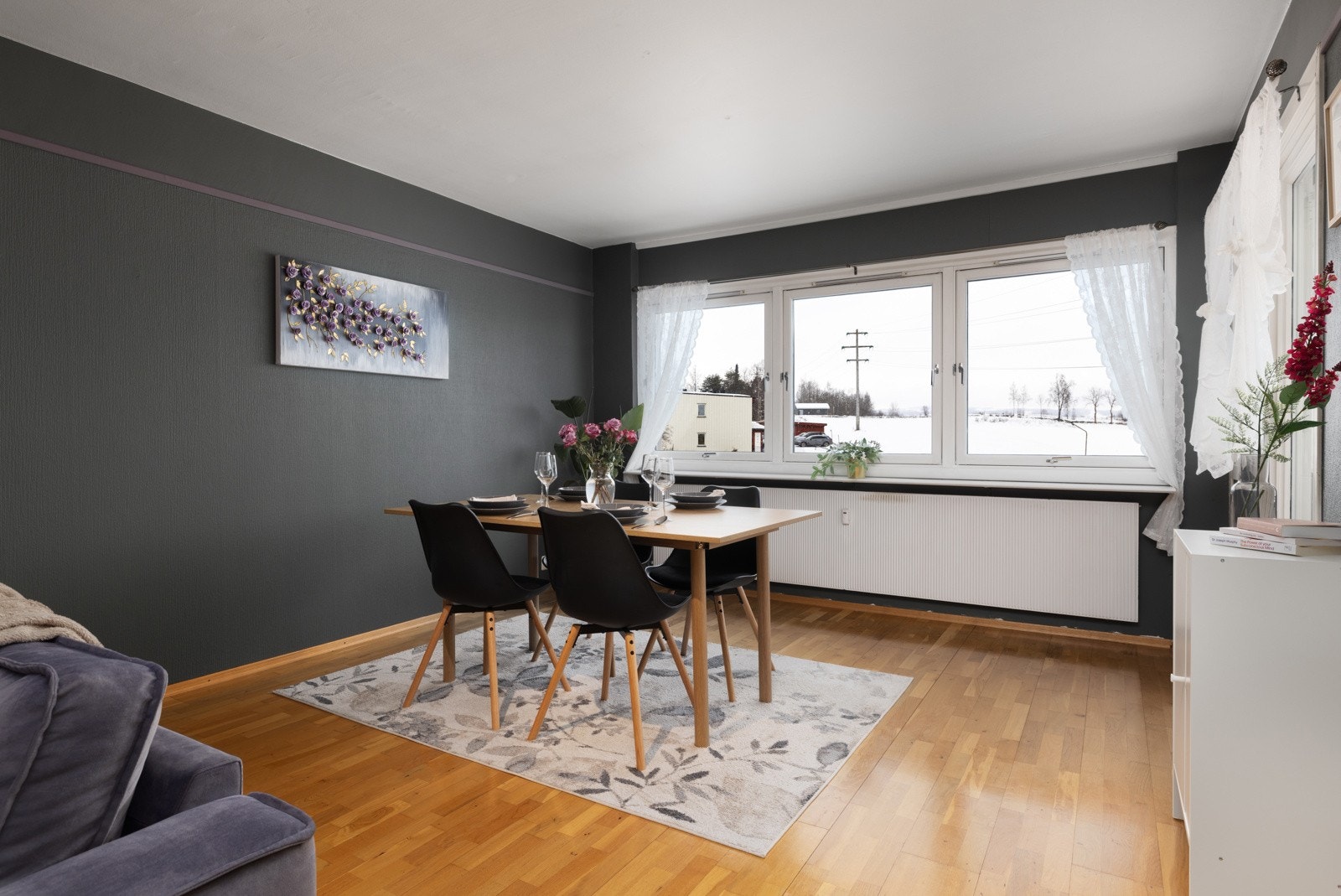 Det er lagt parkett i hele stua. Galleribilde
