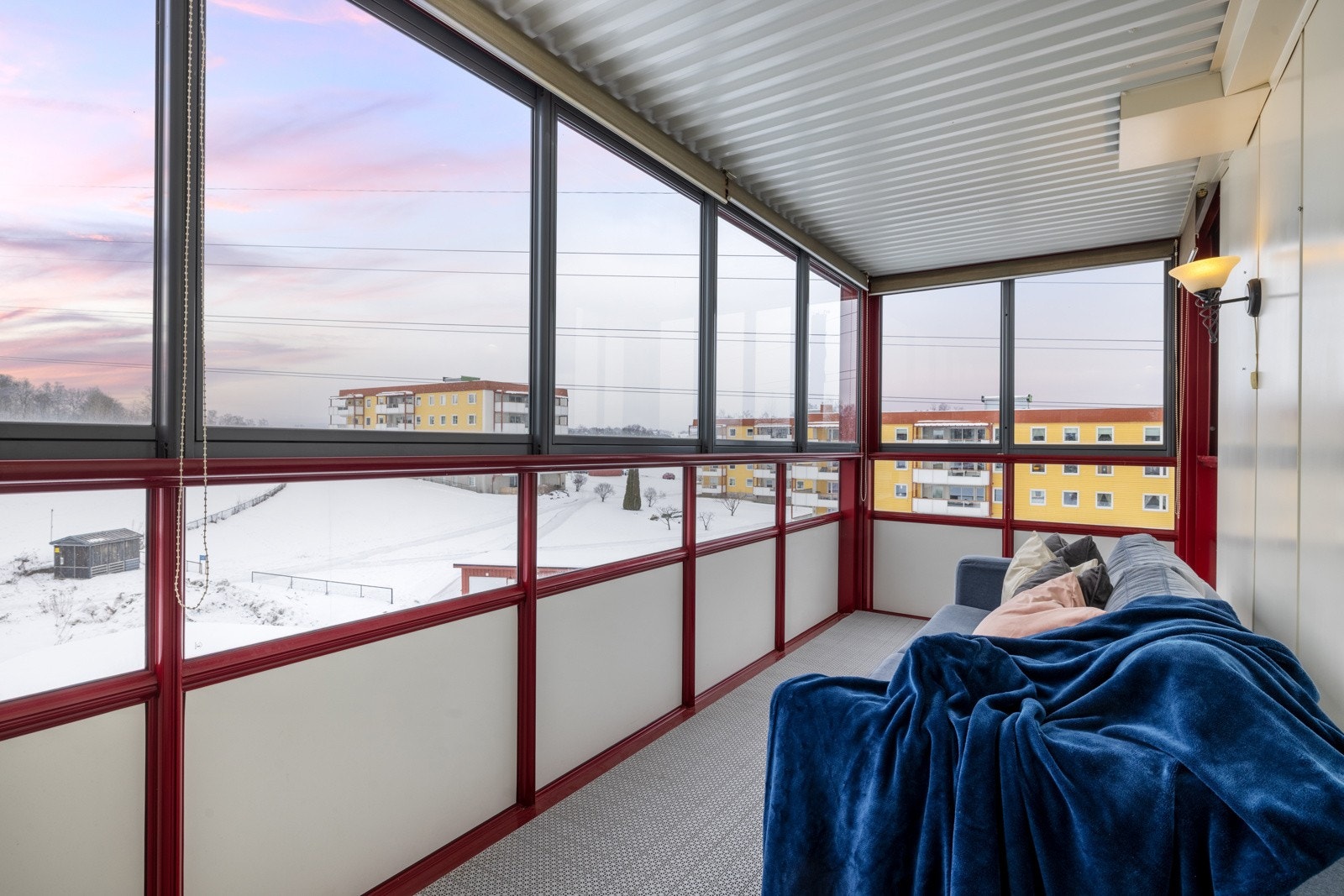 Balkongen har innvendige persienner. Det er også mulig å åpne opp Galleribilde