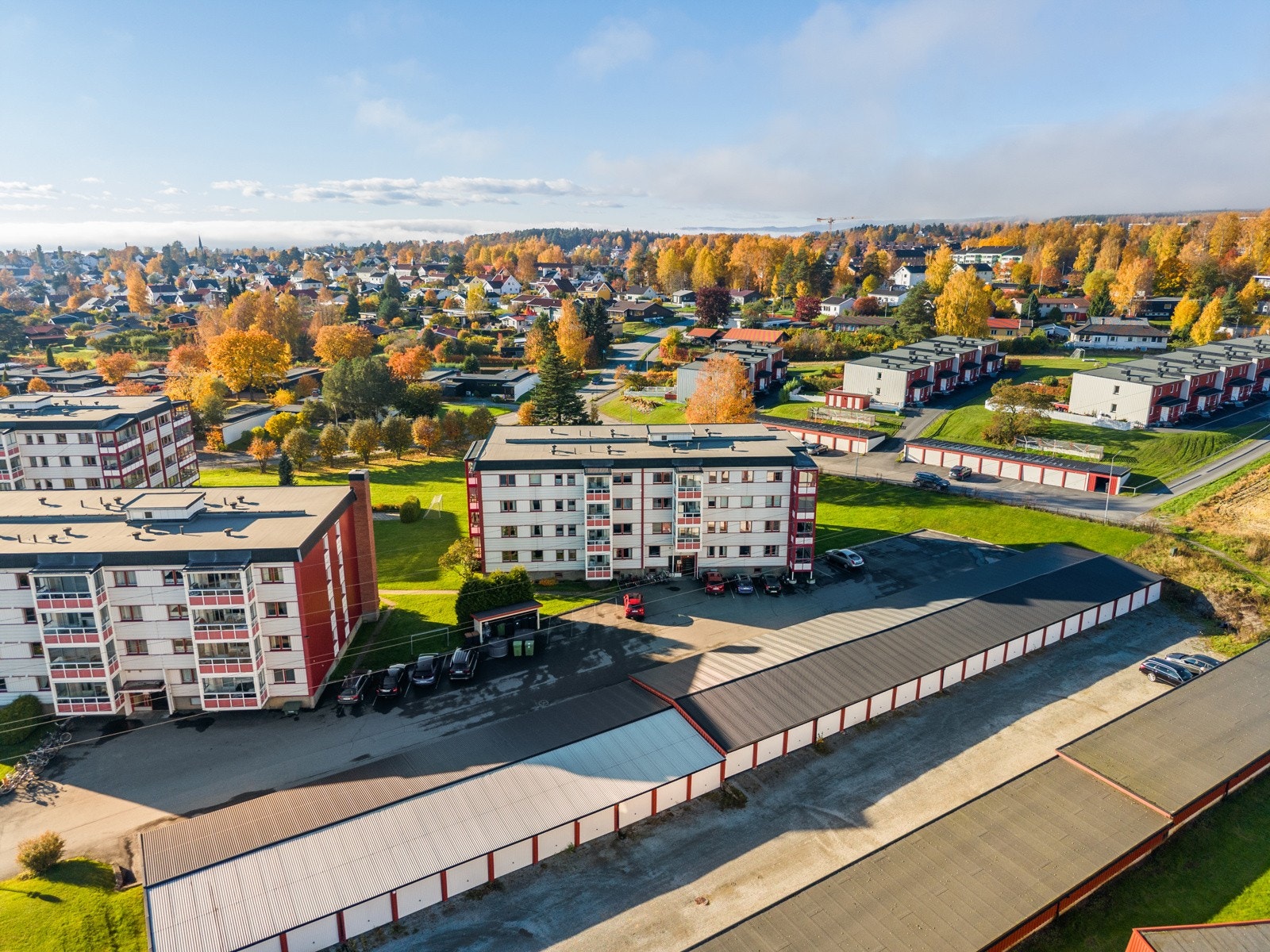 Parkering på felles gårdsplass, eller mulighet til å leie garasjeplass etter venteliste. Galleribilde