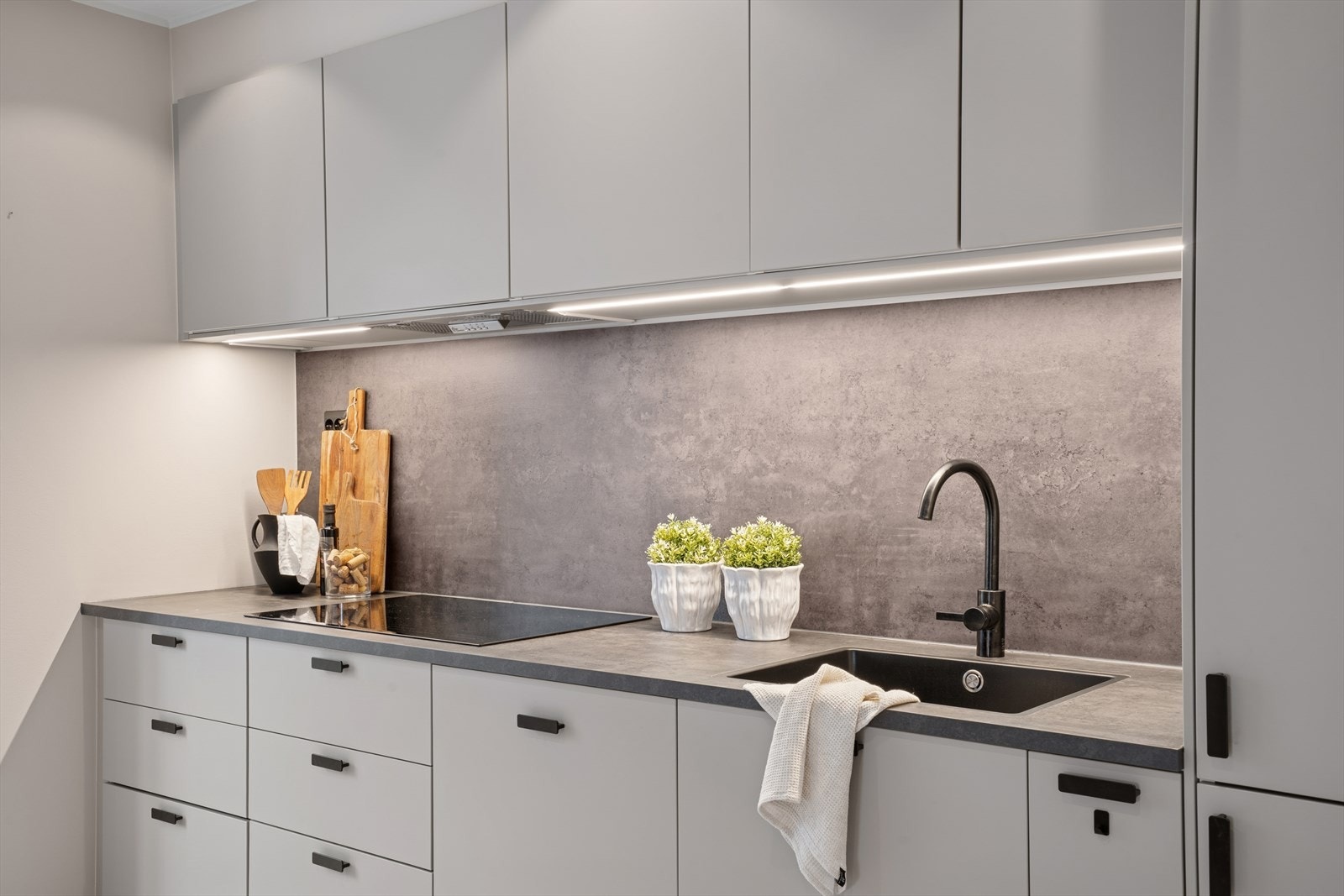 Kjøkkenet har god plass til oppbevaring i skap- og skuffer. Galleribilde