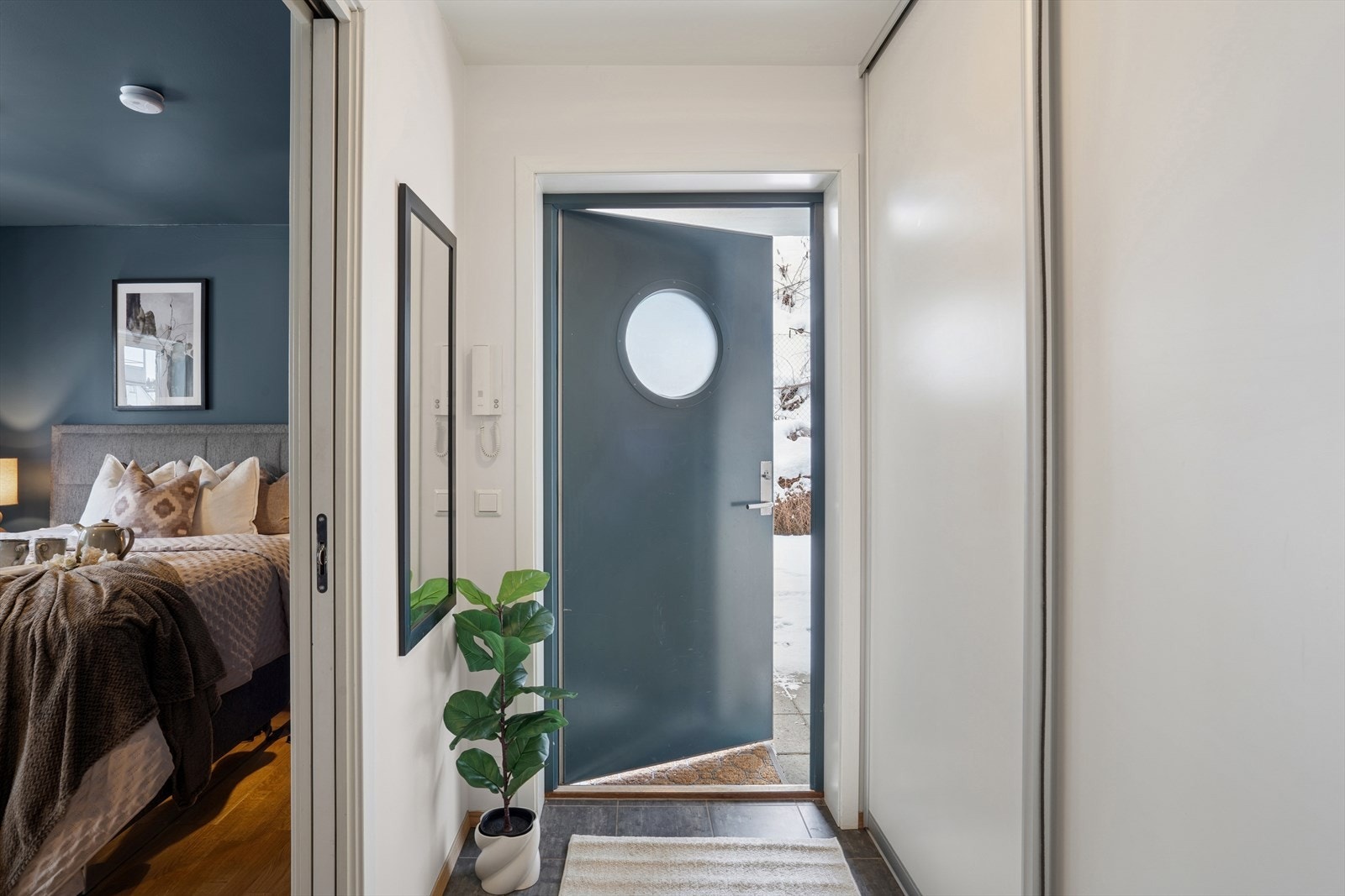 Entreen har god plass til oppbevaring i en romslig skyvedørsgarderobe. Galleribilde