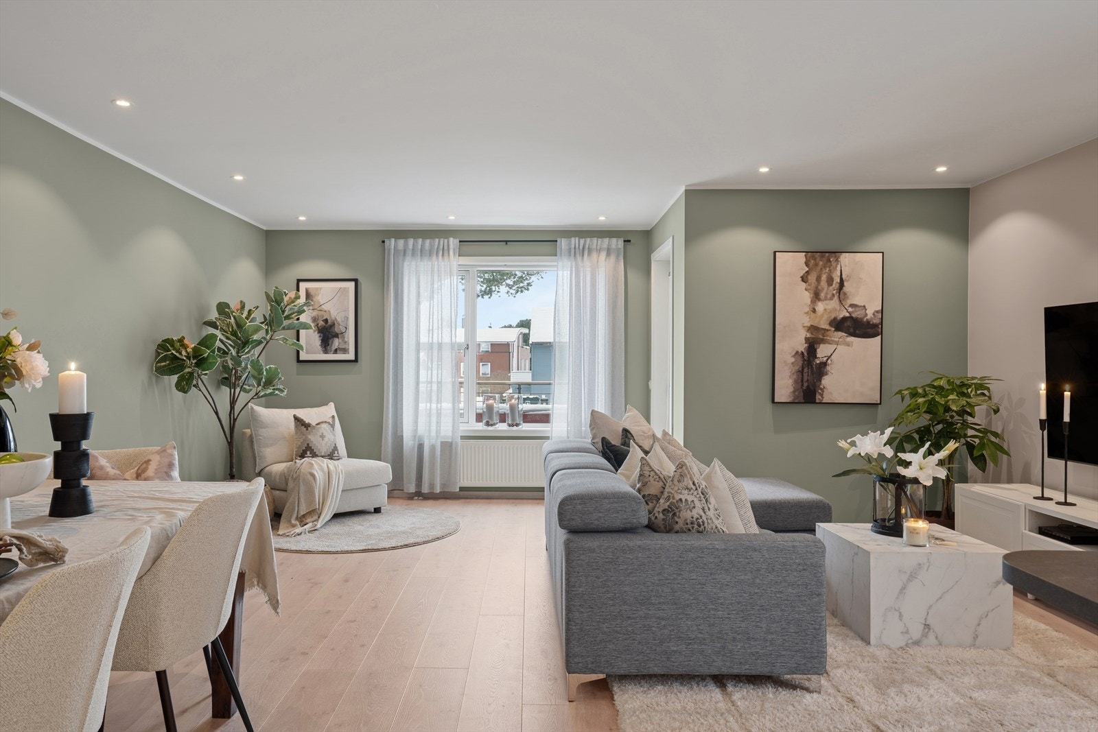 Leiligheten har en åpen stue og kjøkkenløsning som gir god plass til både sofagruppe og spisebord. Galleribilde