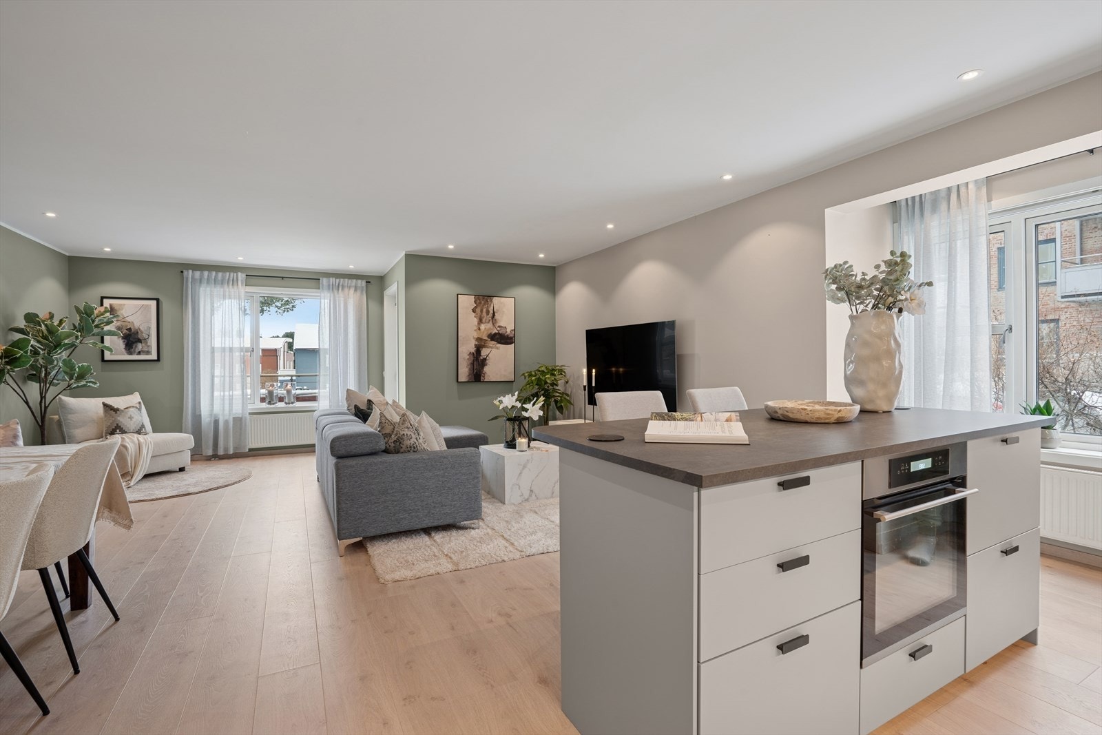 Spiseplassen er plassert like ved kjøkkenet, noe som gjør det enkelt å servere måltider og skaper en naturlig overgang mellom matlaging og spising. Galleribilde