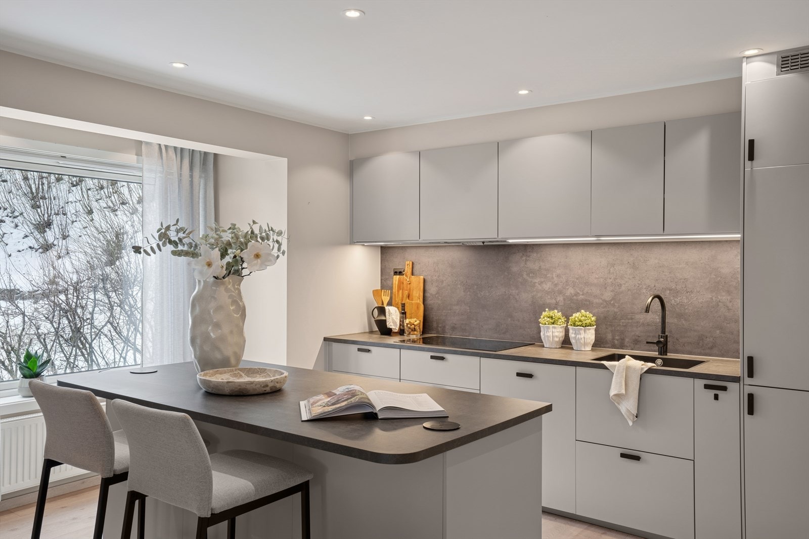 Kjøkkeninnredning ble byttet i 2024/25. Den består av folierte skrog med slette fronter og laminert benkeplate. Galleribilde