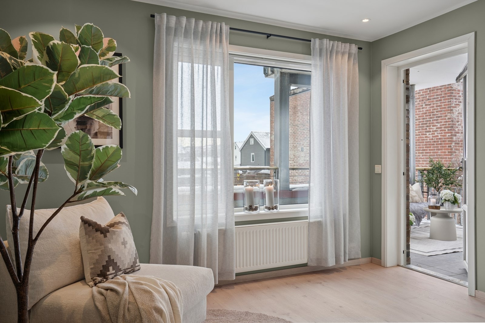 Store vindusflater slipper inn rikelig med dagslys og gir adkomst videre ut til terrassen. Galleribilde