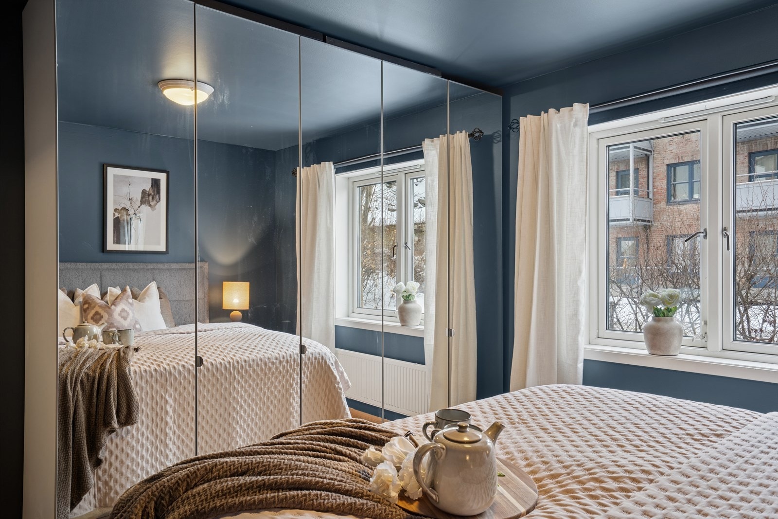 Rommet byr på god oppbevaringskapasitet gjennom en romslig og praktisk garderobeløsning som gir deg rikelig med plass til klær og tekstiler. Galleribilde