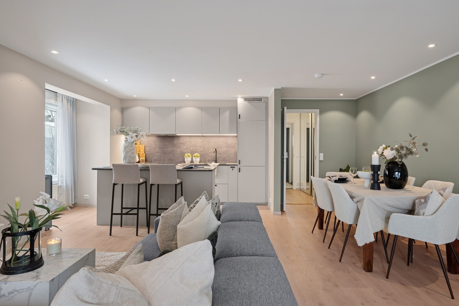 Ved kjøkkenøya er det plass til en liten spiseplass, perfekt for morgenkaffen eller en rask frokost. Galleribilde