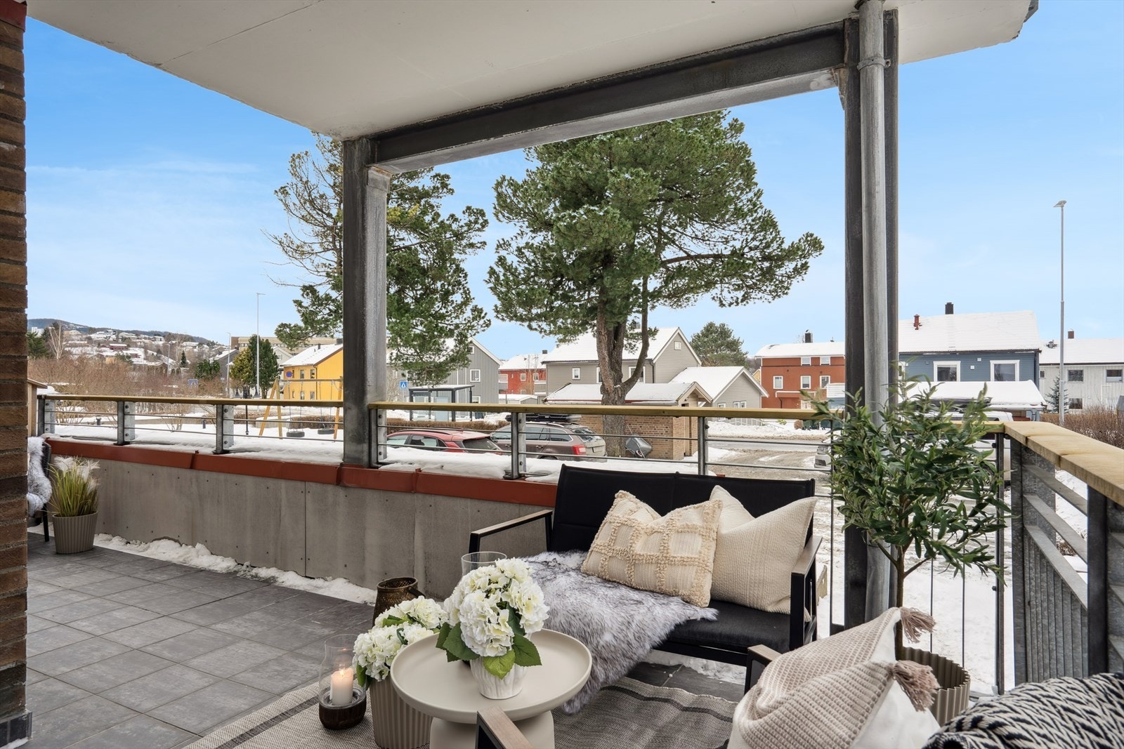 Fra terrassen har du utsikt over nærområdet. Galleribilde