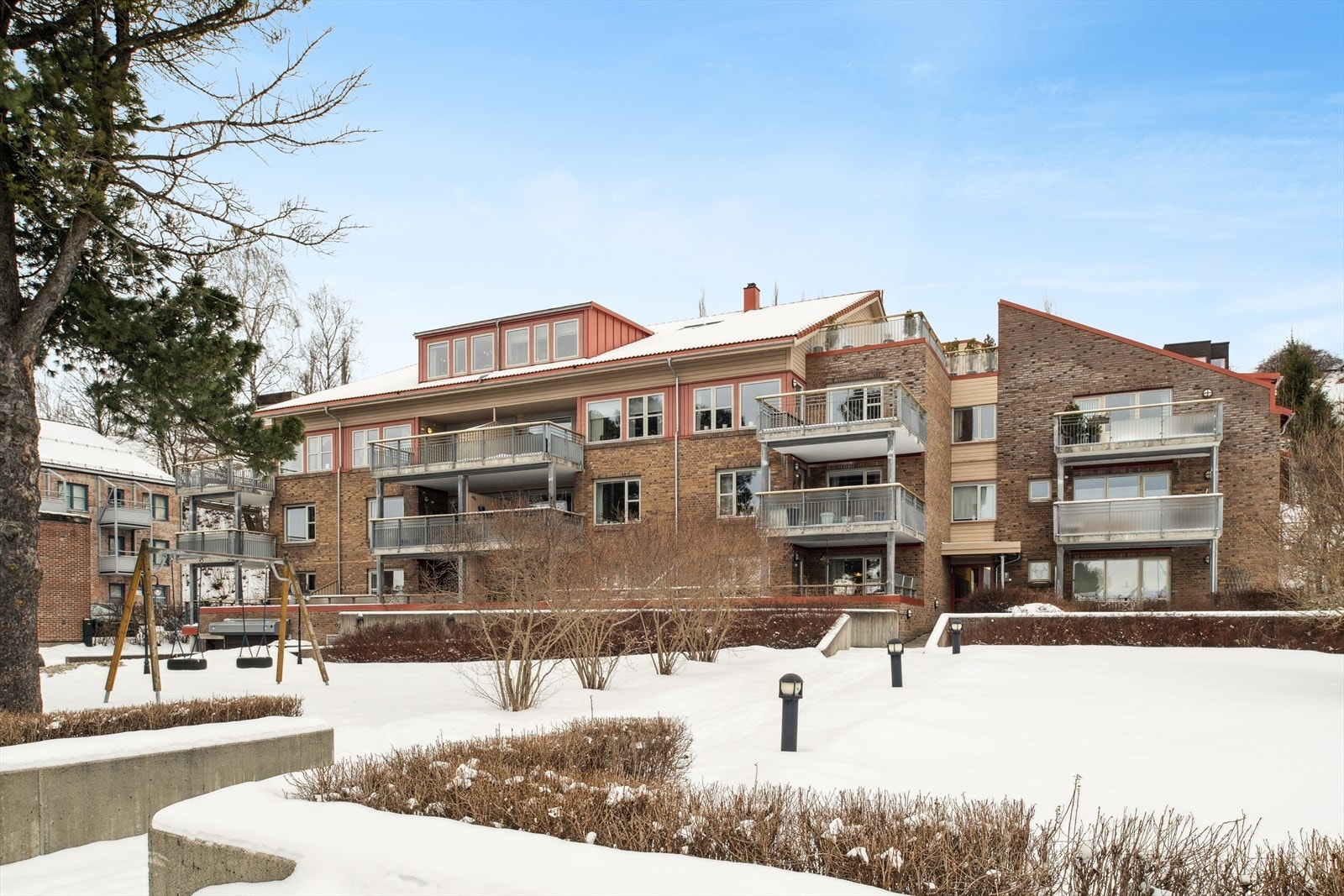 Leiligheten ligger skjermet til i en rolig blindvei, ca. 600 meter fra Lerkendal Stadion. Galleribilde