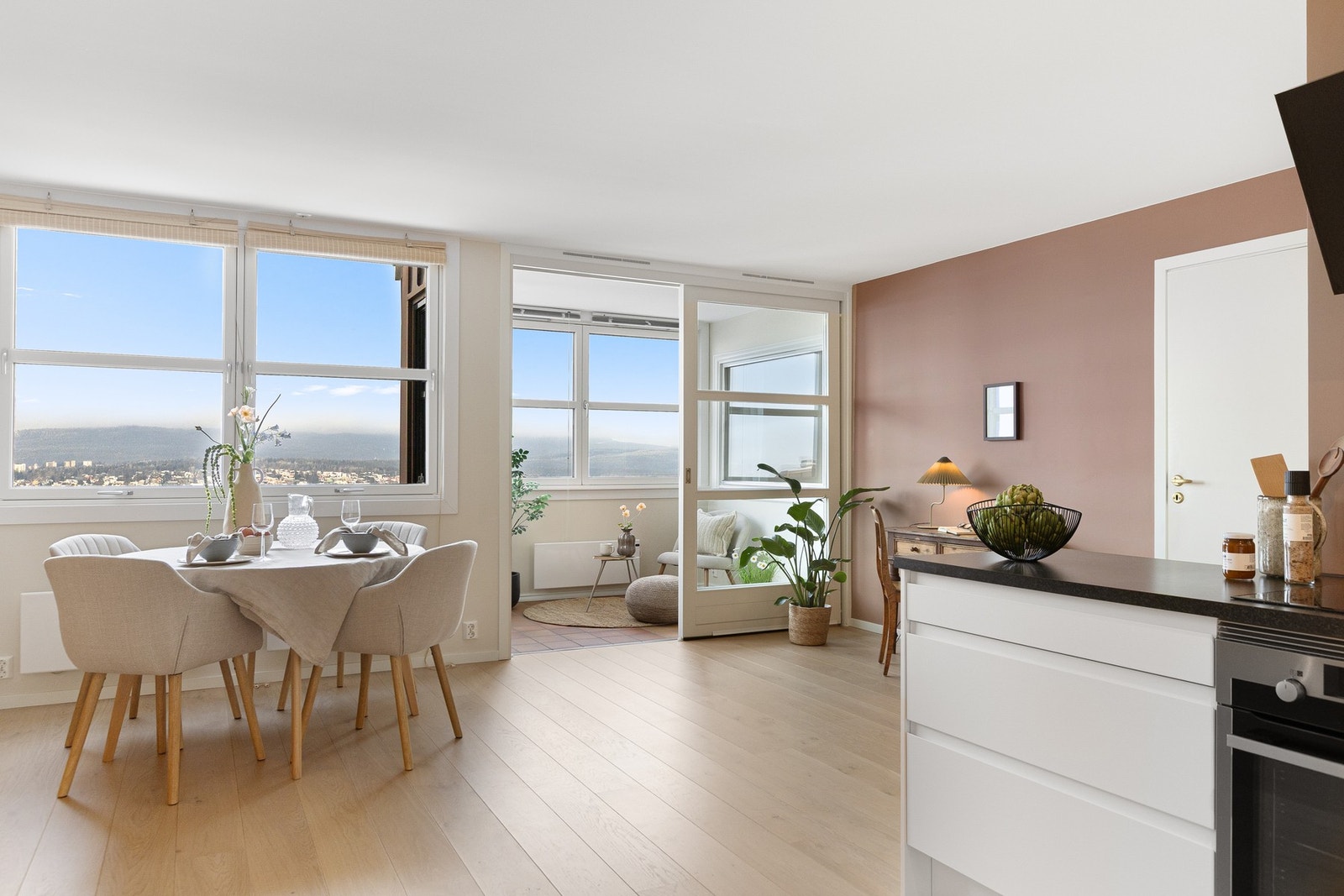 Store vindusflater slipper inne rikelig med naturlig lys. Galleribilde