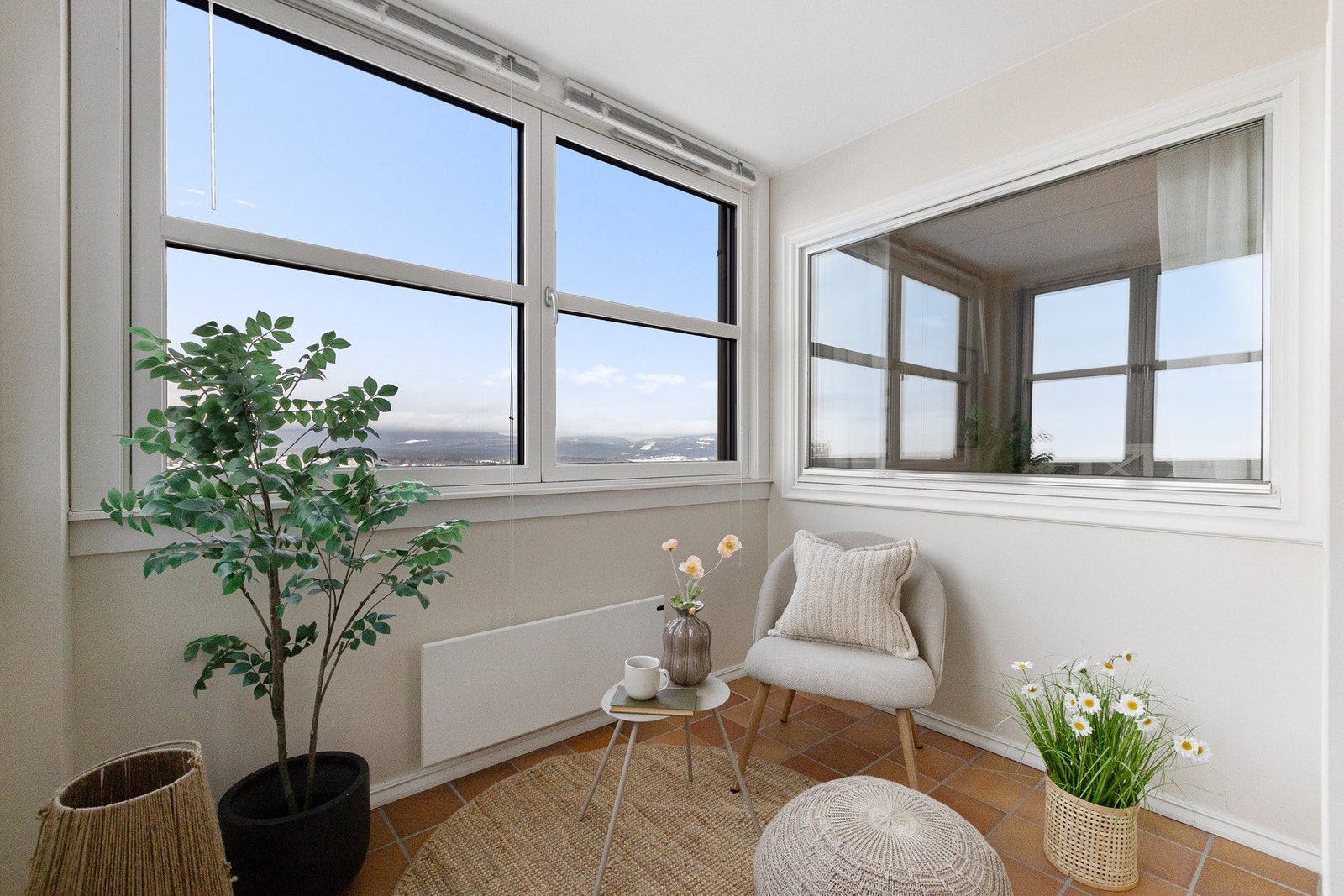 Fra stue/kjøkken er det direkte utgang til en flott vinterhage med flislagt gulv. Galleribilde