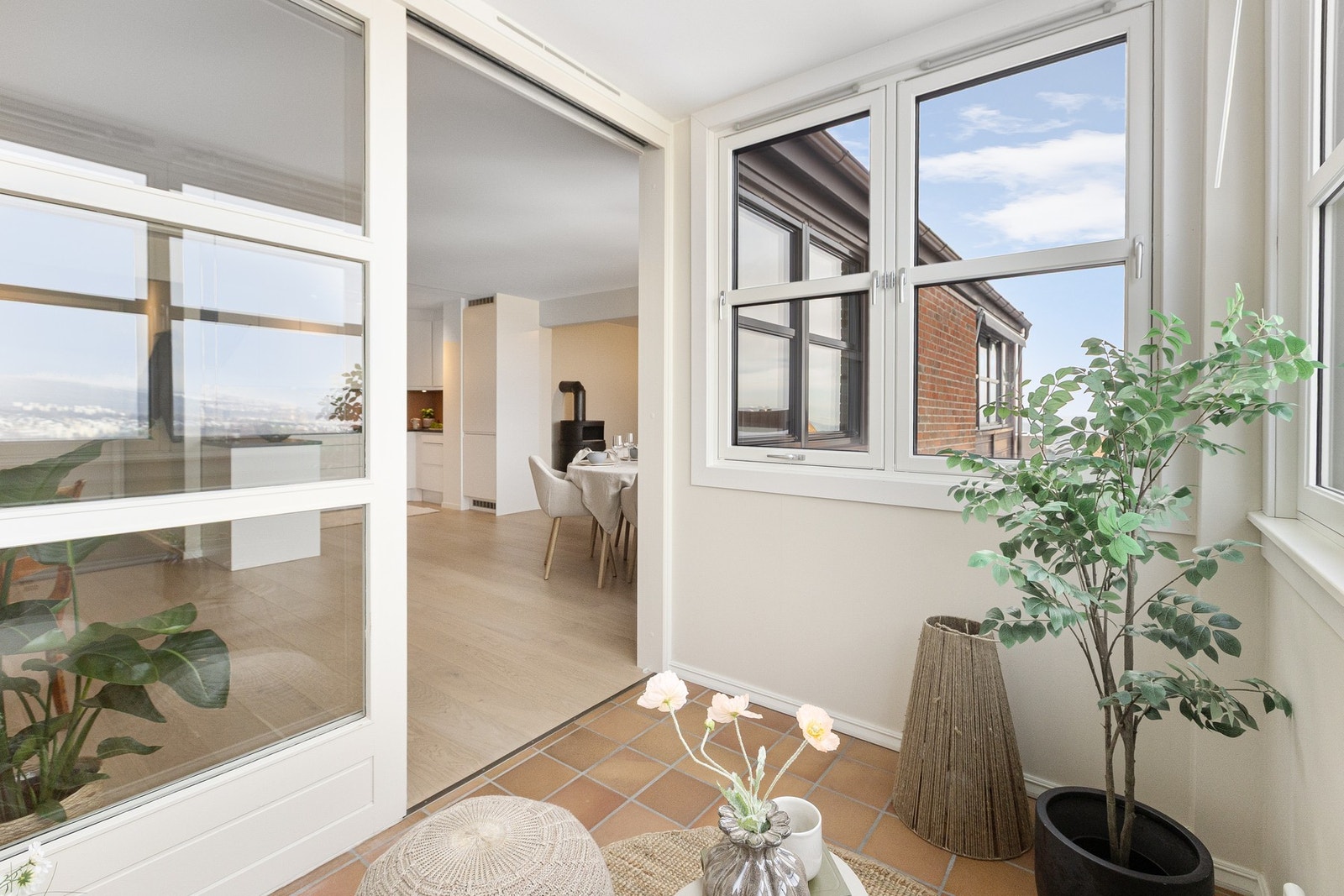 Her er det plass til ønsket møblement, og rommet kan benyttes året rundt - perfekt som en lun oase for avslapning. Galleribilde