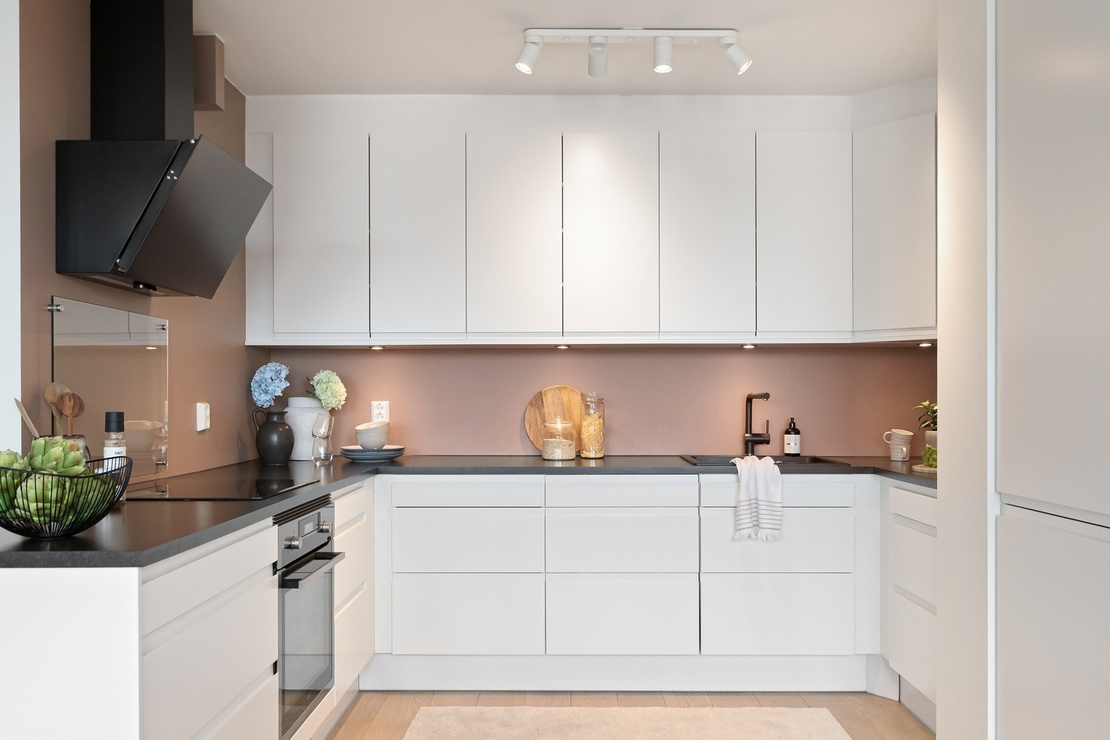 Integrerte hvitevarer inkluderer induksjonstopp, stekeovn, oppvaskmaskin og kjøl/frys. Det er montert komfyrvakt. Galleribilde