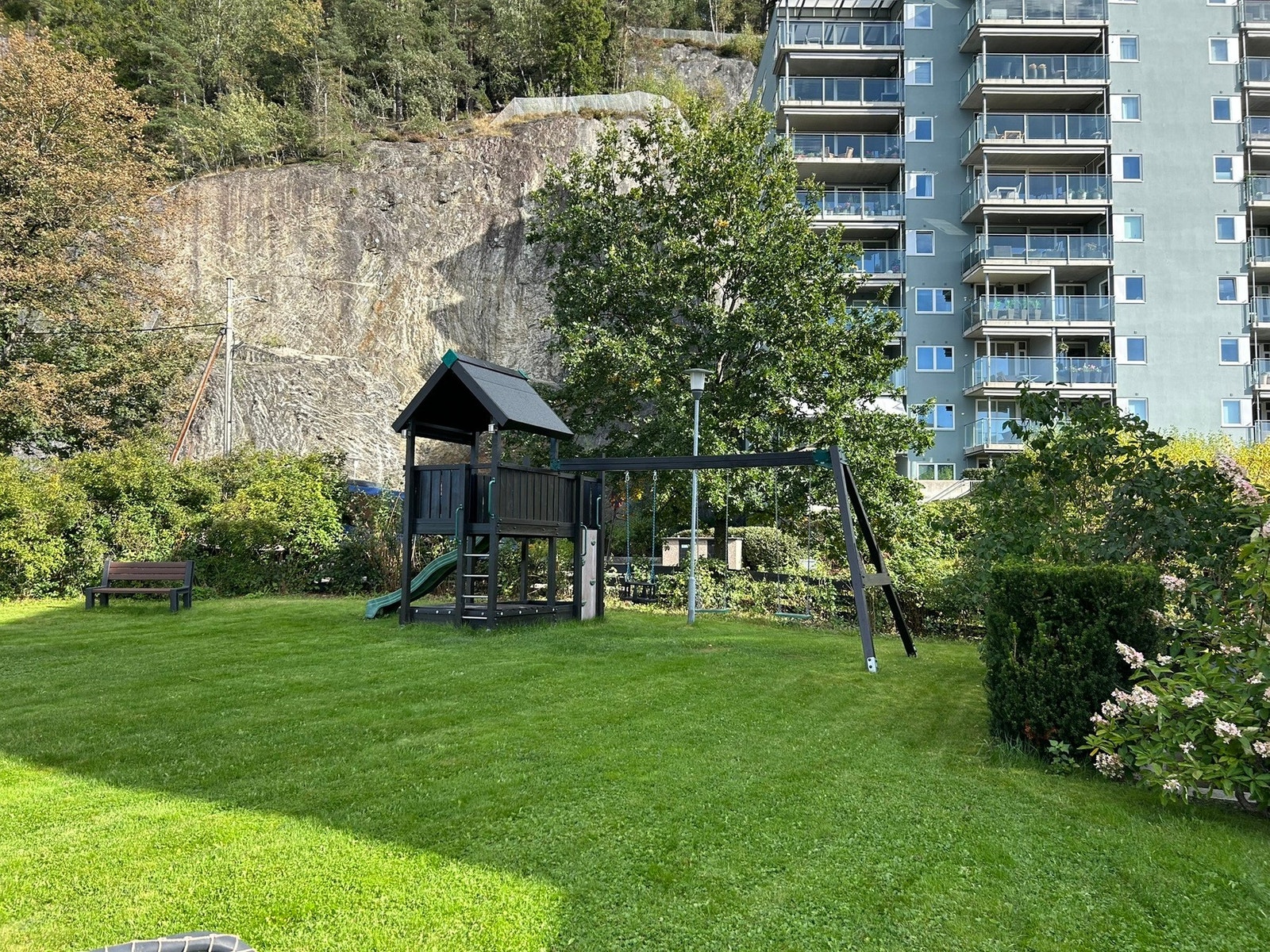 Fellesområdet har bla. lekeplass med sandkasse, husker, sklie og klatretårn. Galleribilde