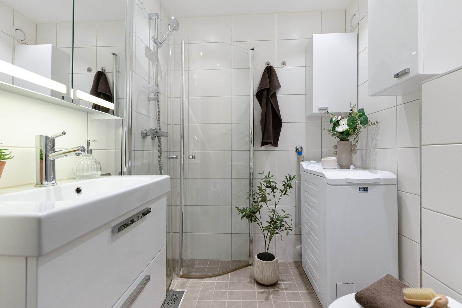 Delikat bad rehabilitert i 2014, med flislagte gulv og vegger, samt gulvvarme. Galleribilde