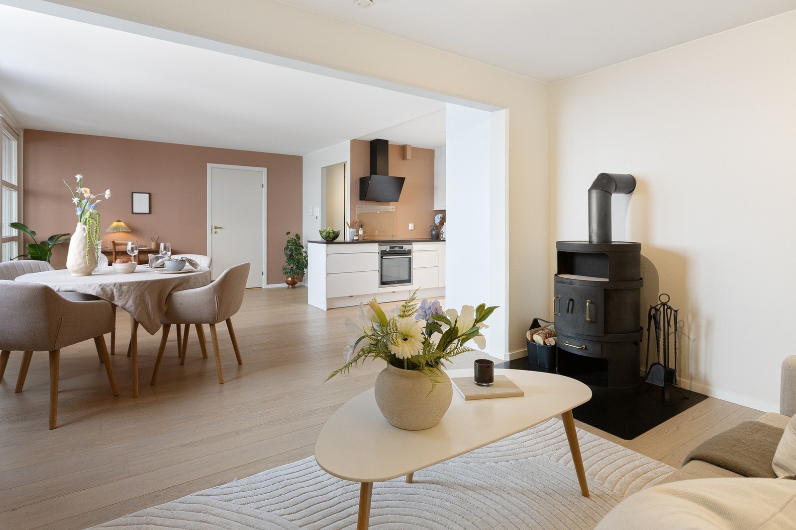 Stuen oppleves som lys og luftig og gjennomgående enstavs parkett. Galleribilde