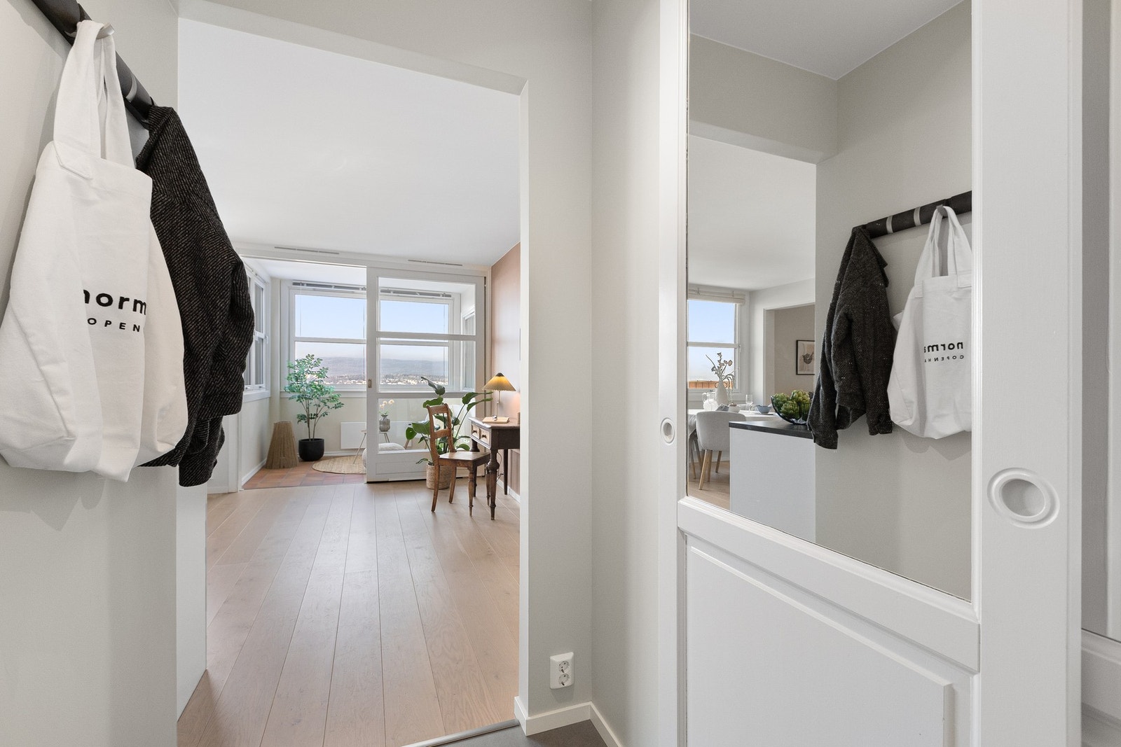 Praktisk skyvedørsgarderobe med profilerte fronter og speilfelter gir god oppbevaring og et ryddig førsteinntrykk. Galleribilde