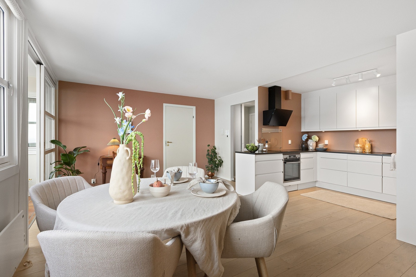 Malte overflater i tidsriktige fargetoner skaper en rolig og moderne atmosfære. Galleribilde