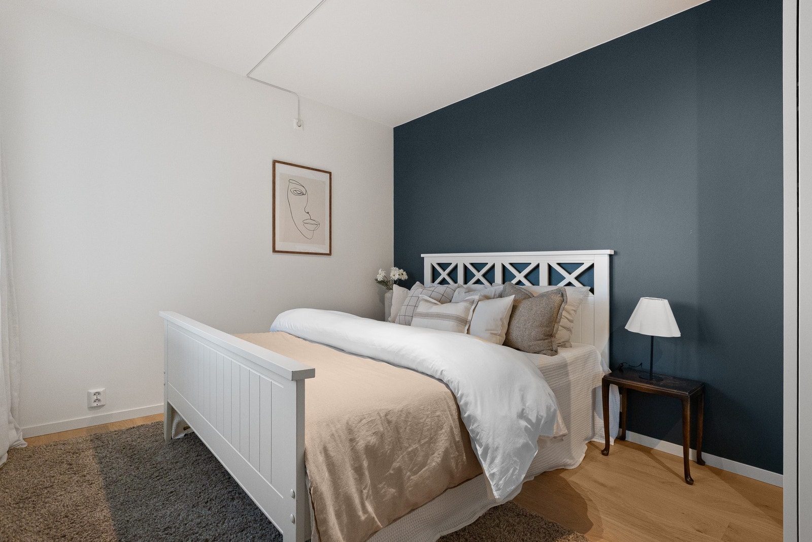 Romslig og rolig soverom med god plass til dobbeltseng og ønsket møblement. Galleribilde